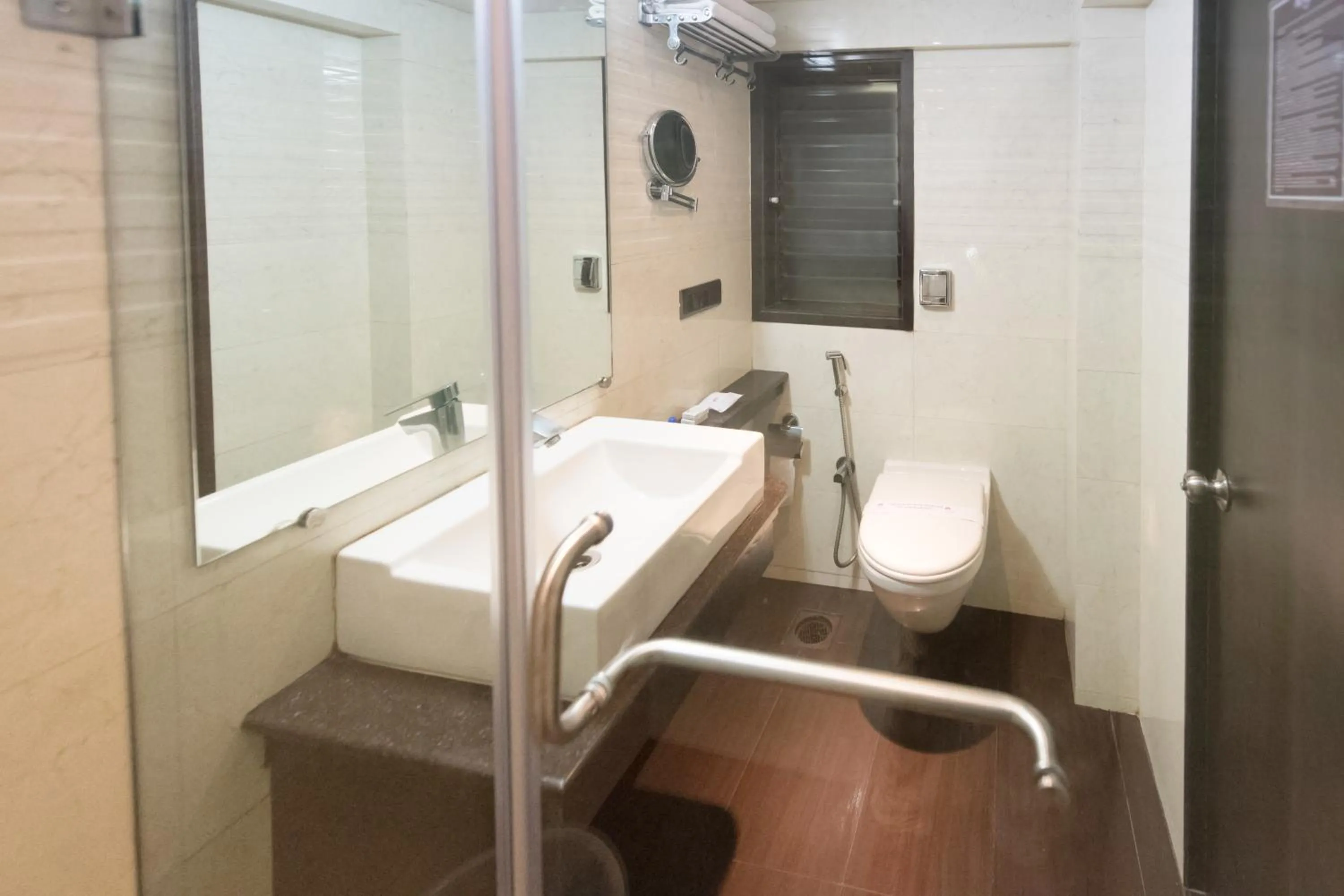 Bathroom in Hotel Le Grande - Mumbai International Airport