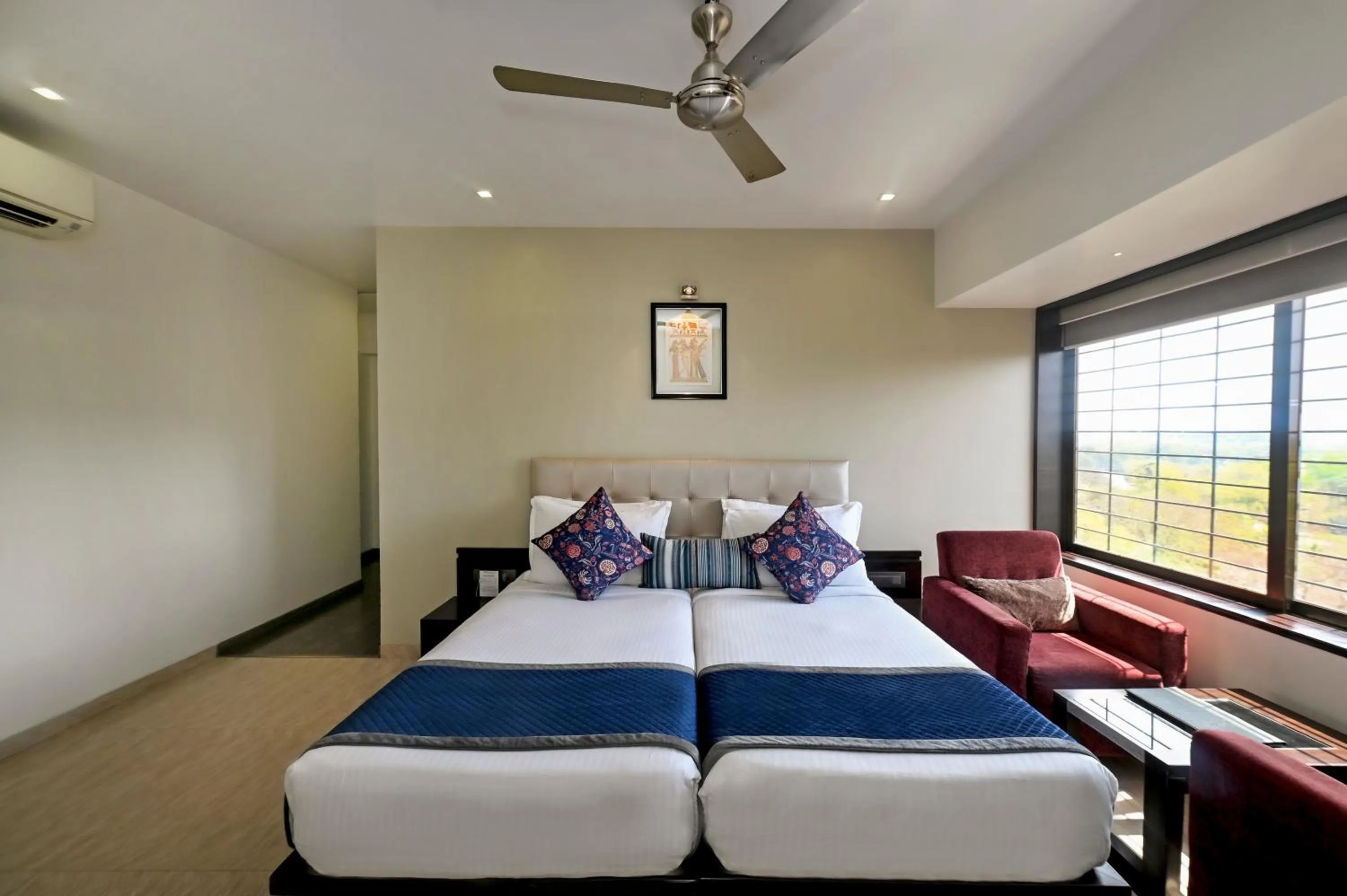 Bed in Hotel Le Grande - Mumbai International Airport