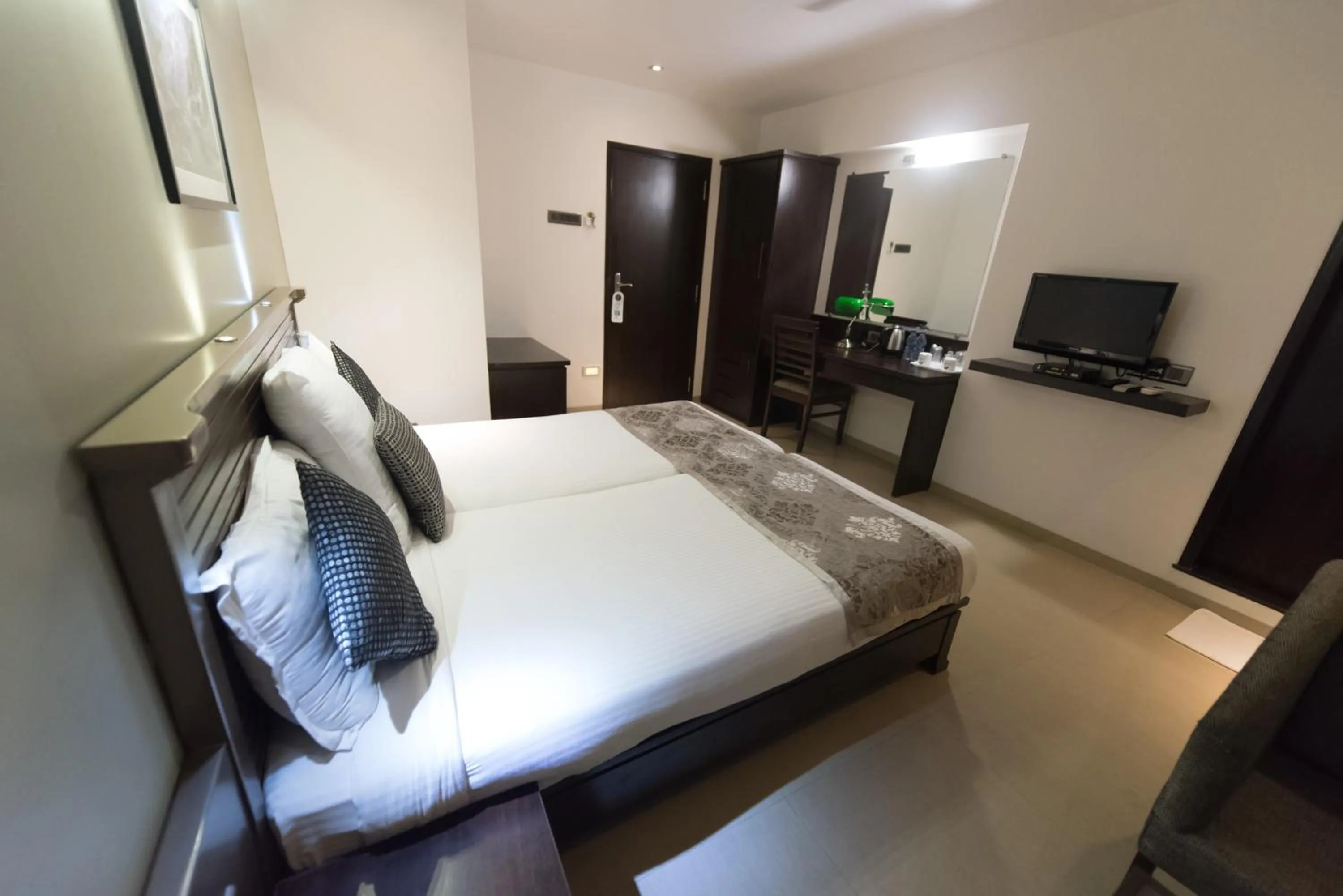 Bedroom, Bed in Hotel Le Grande - Mumbai International Airport