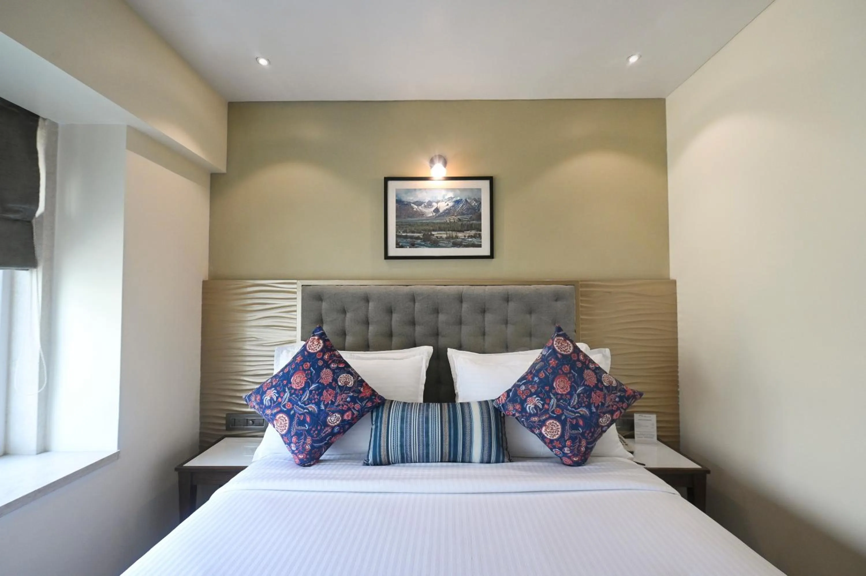 Bed in Hotel Le Grande - Mumbai International Airport