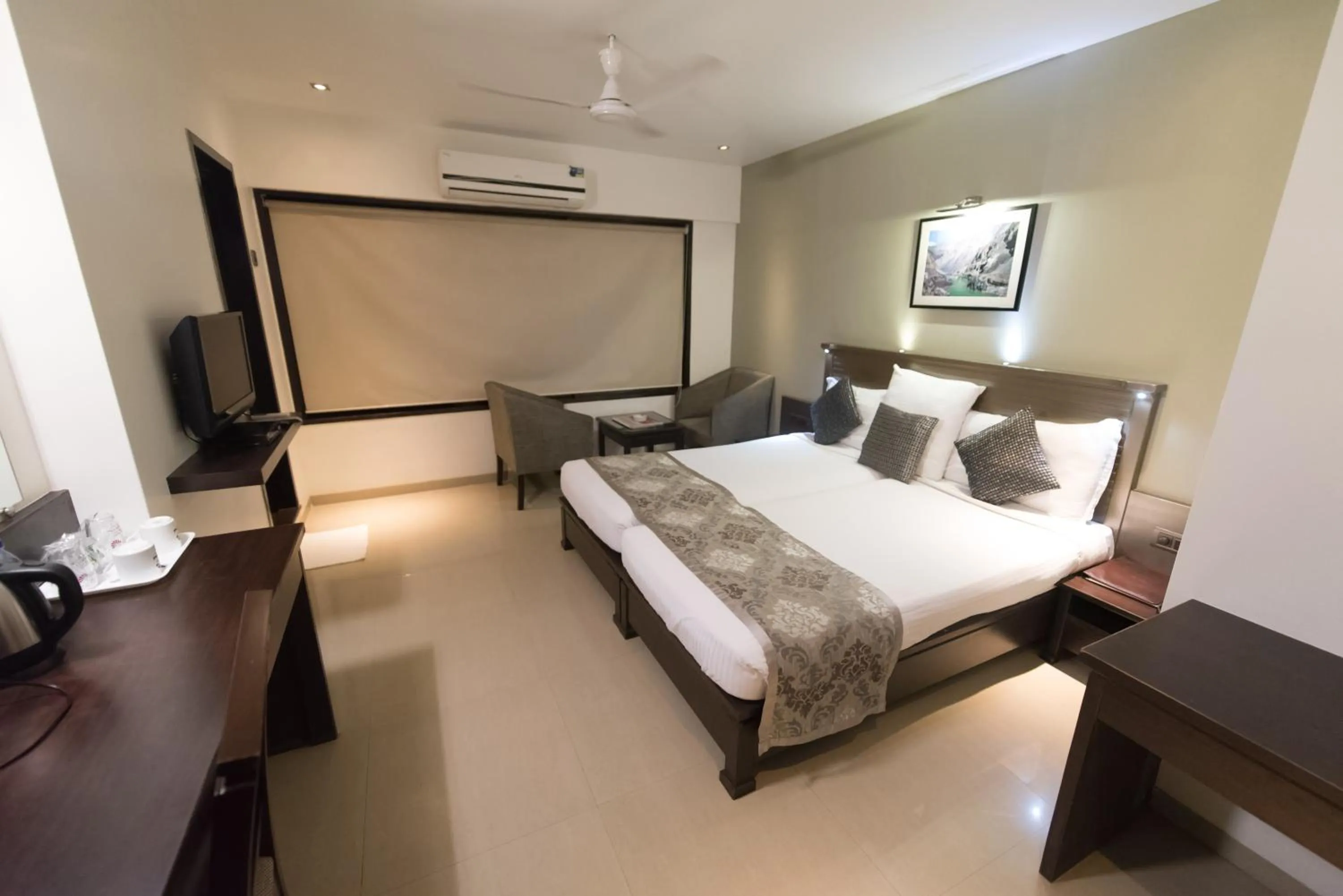 Bedroom, Bed in Hotel Le Grande - Mumbai International Airport