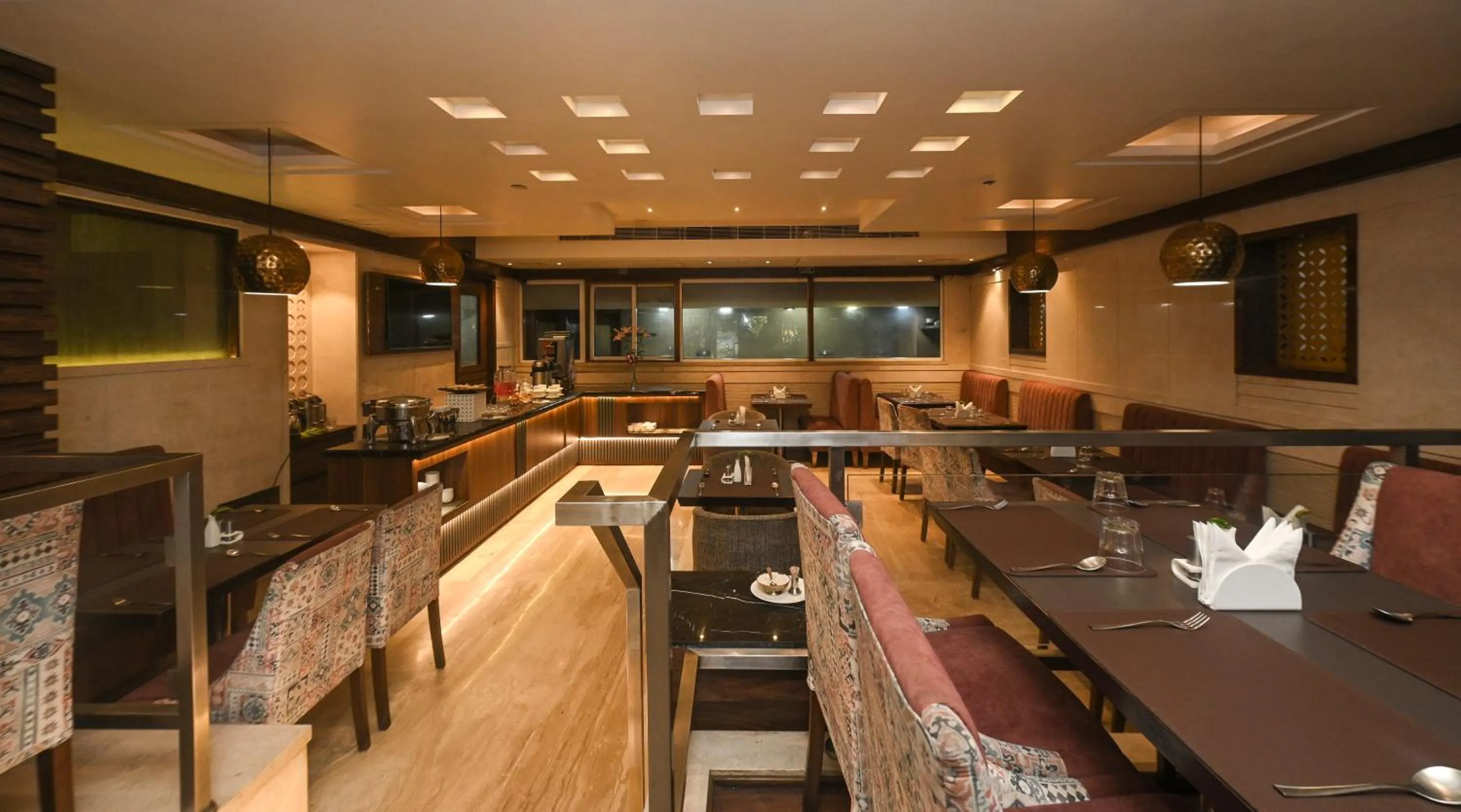 Restaurant/places to eat in Hotel Le Grande - Mumbai International Airport