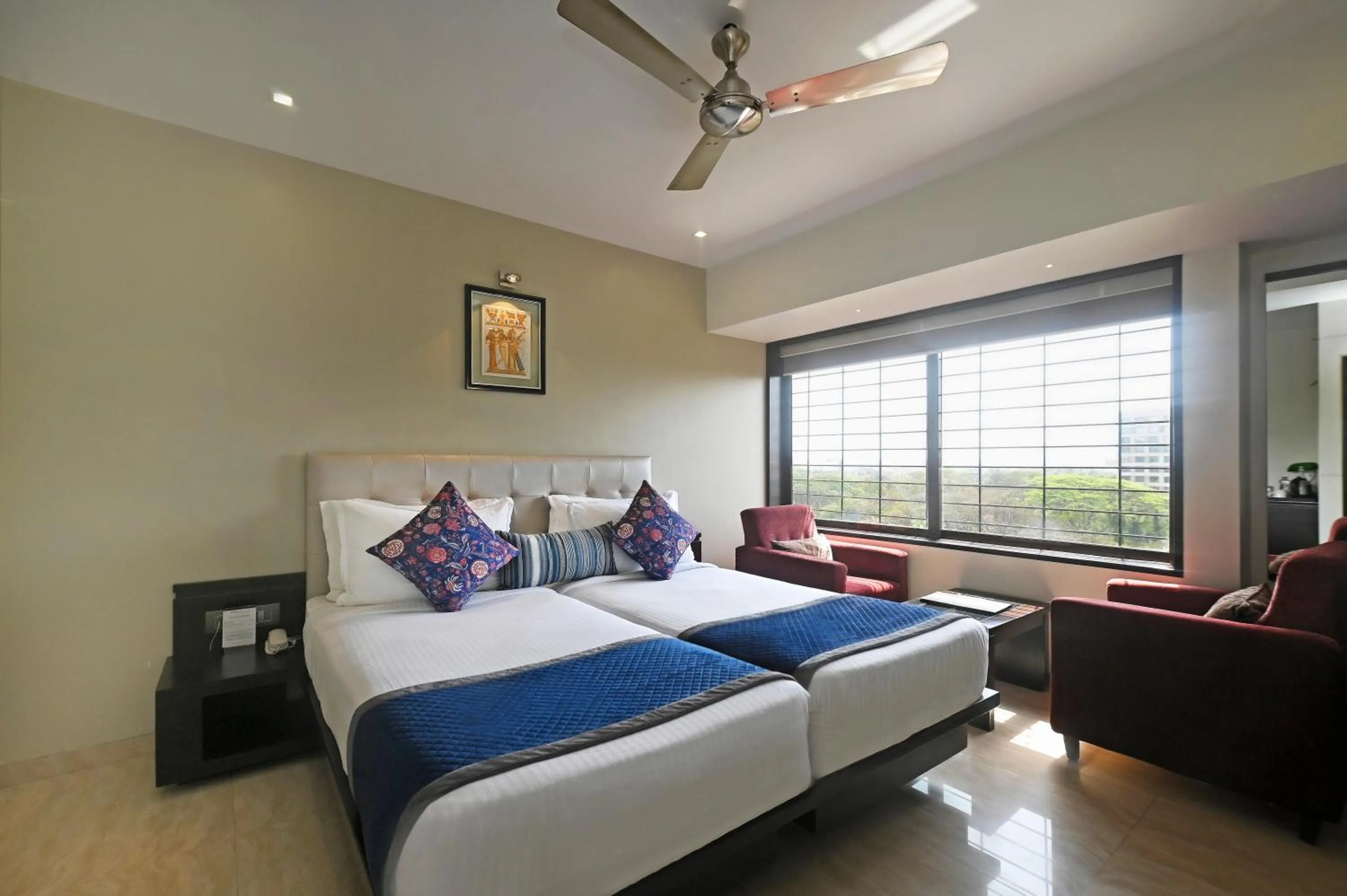 Bedroom, Bed in Hotel Le Grande - Mumbai International Airport