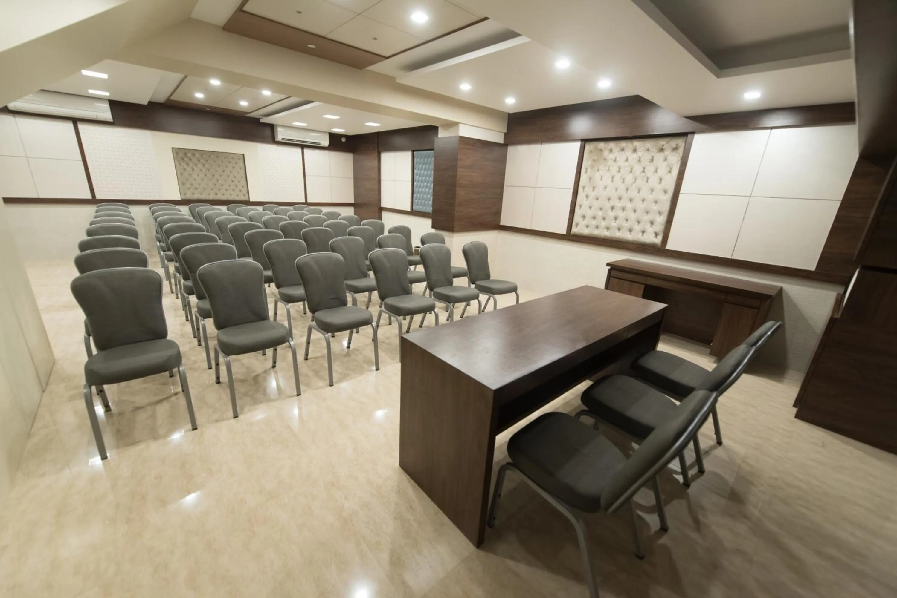 Banquet/Function facilities in Hotel Le Grande - Mumbai International Airport
