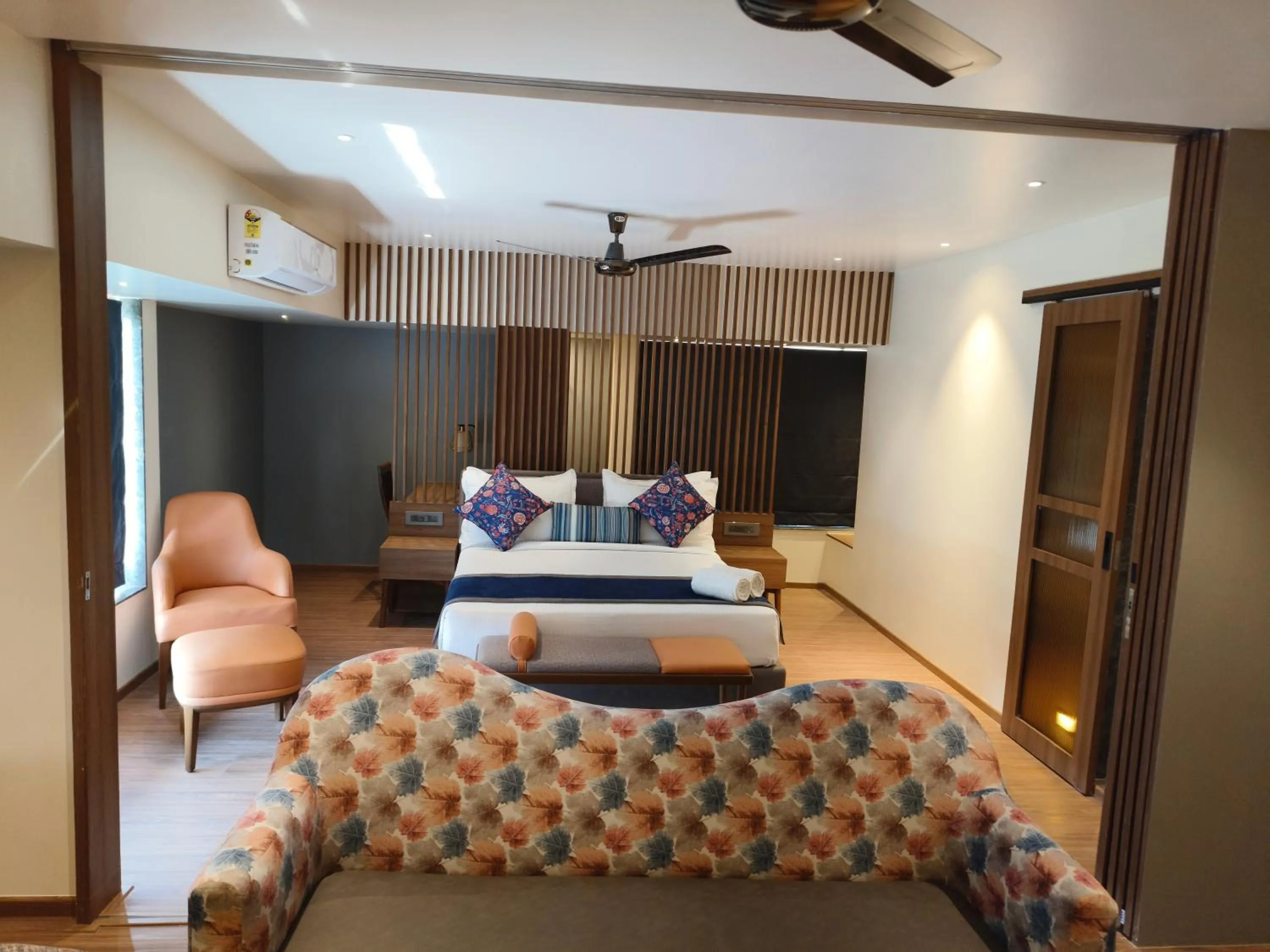 Photo of the whole room, Bed in Hotel Le Grande - Mumbai International Airport