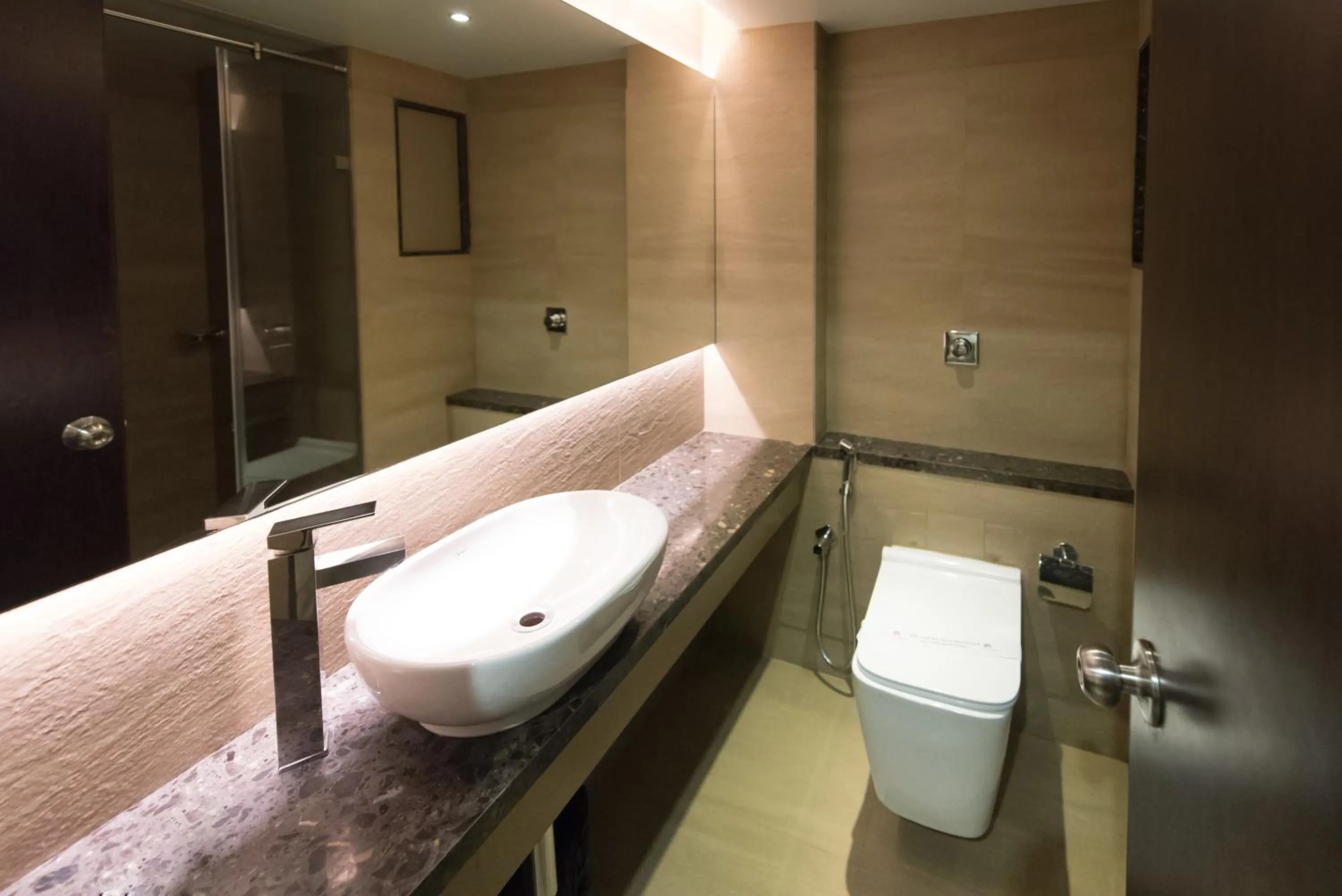 Bathroom in Hotel Le Grande - Mumbai International Airport