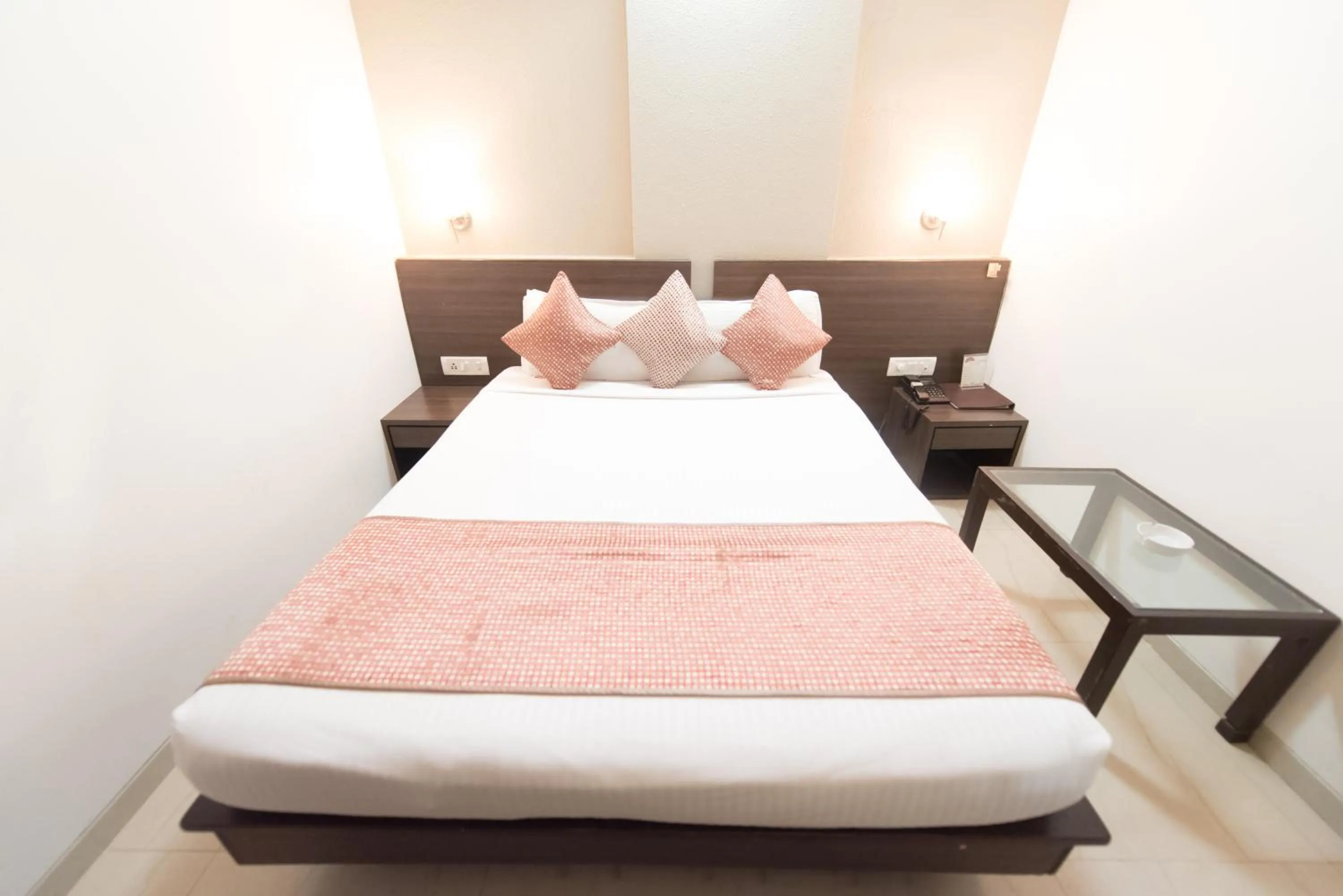 Bedroom, Bed in Hotel Le Grande - Mumbai International Airport