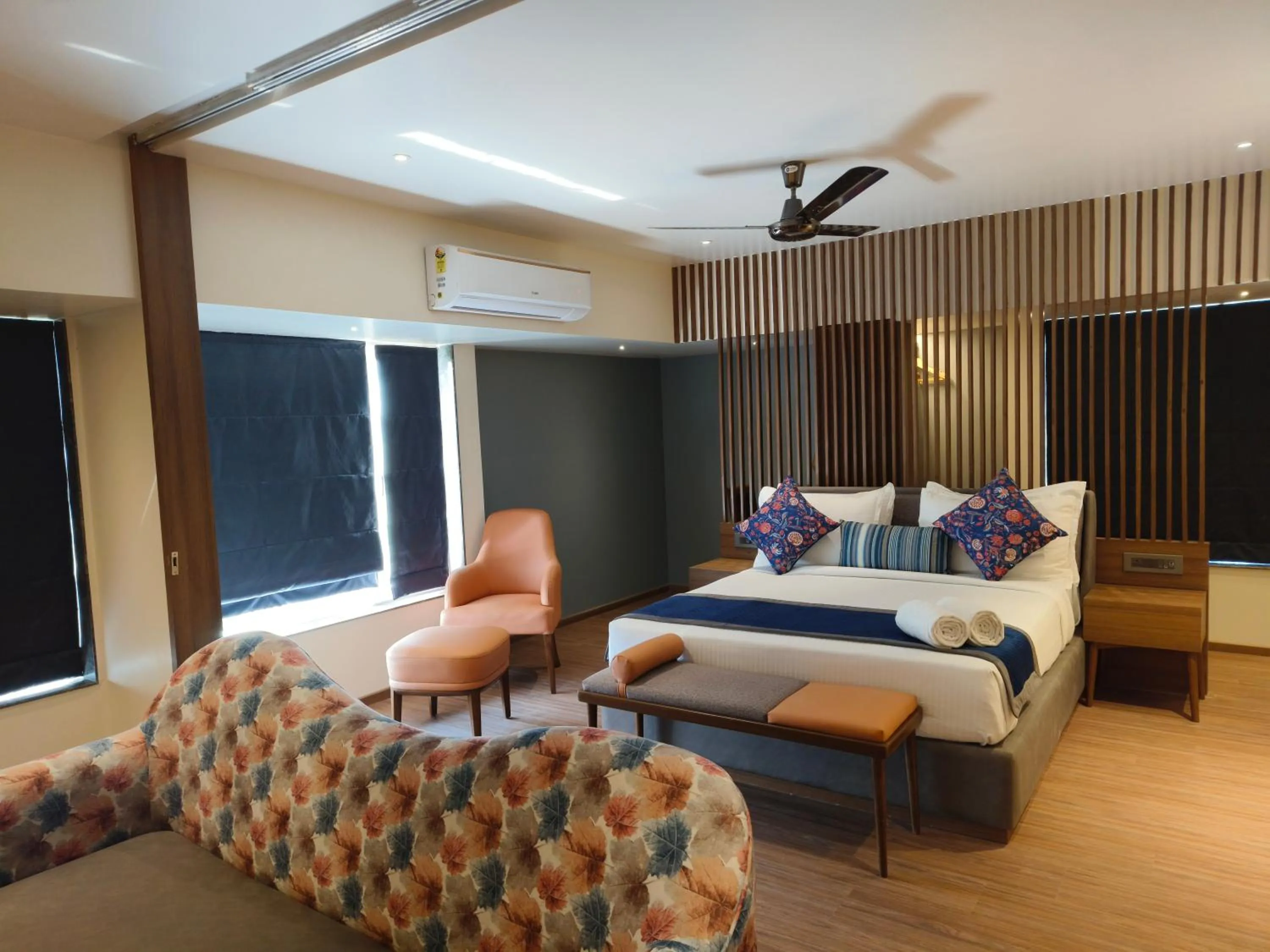 Photo of the whole room, Bed in Hotel Le Grande - Mumbai International Airport