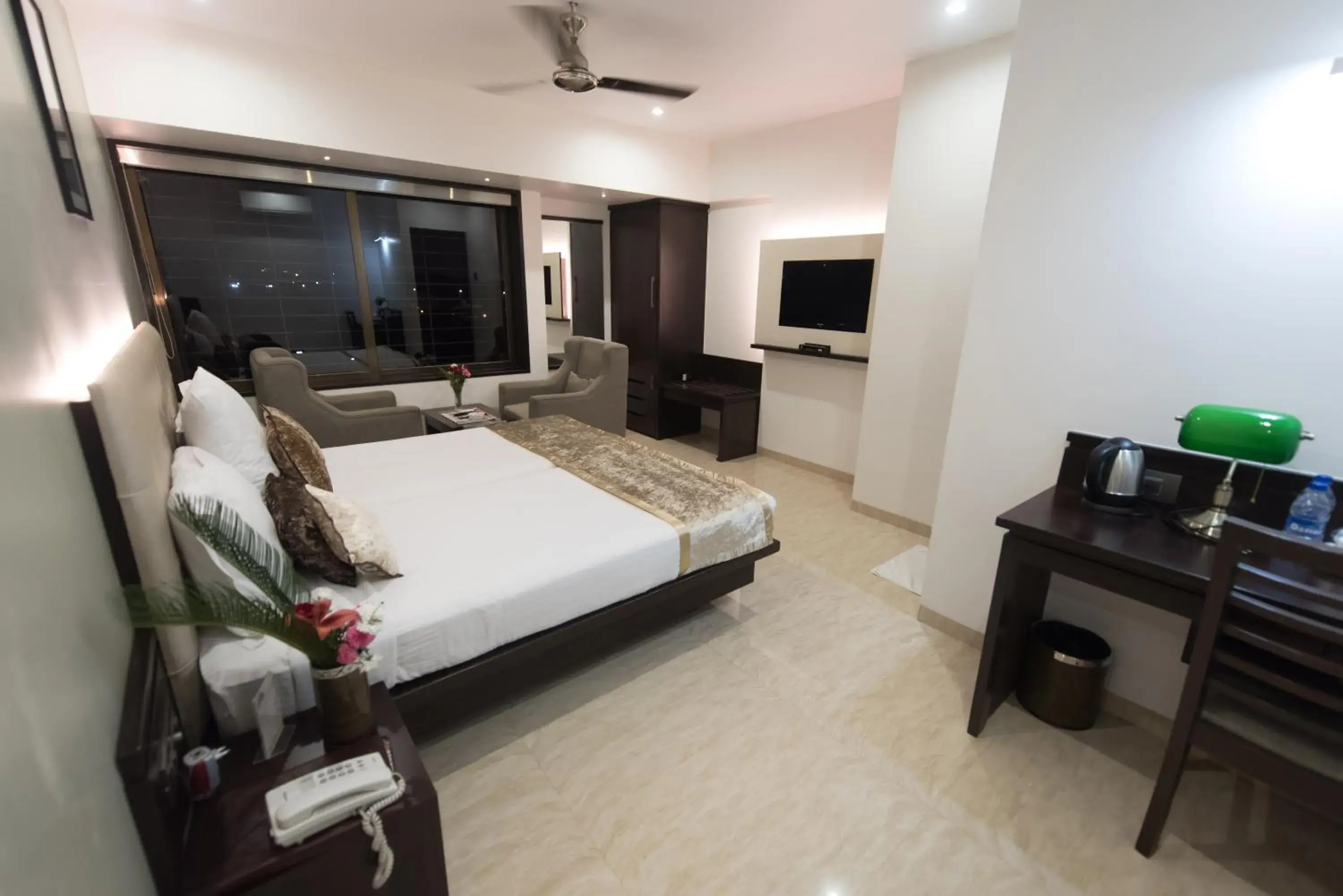 Photo of the whole room, Bed in Hotel Le Grande - Mumbai International Airport Photo of the whole room, Bed in Hotel Le Grande - Mumbai International Airport