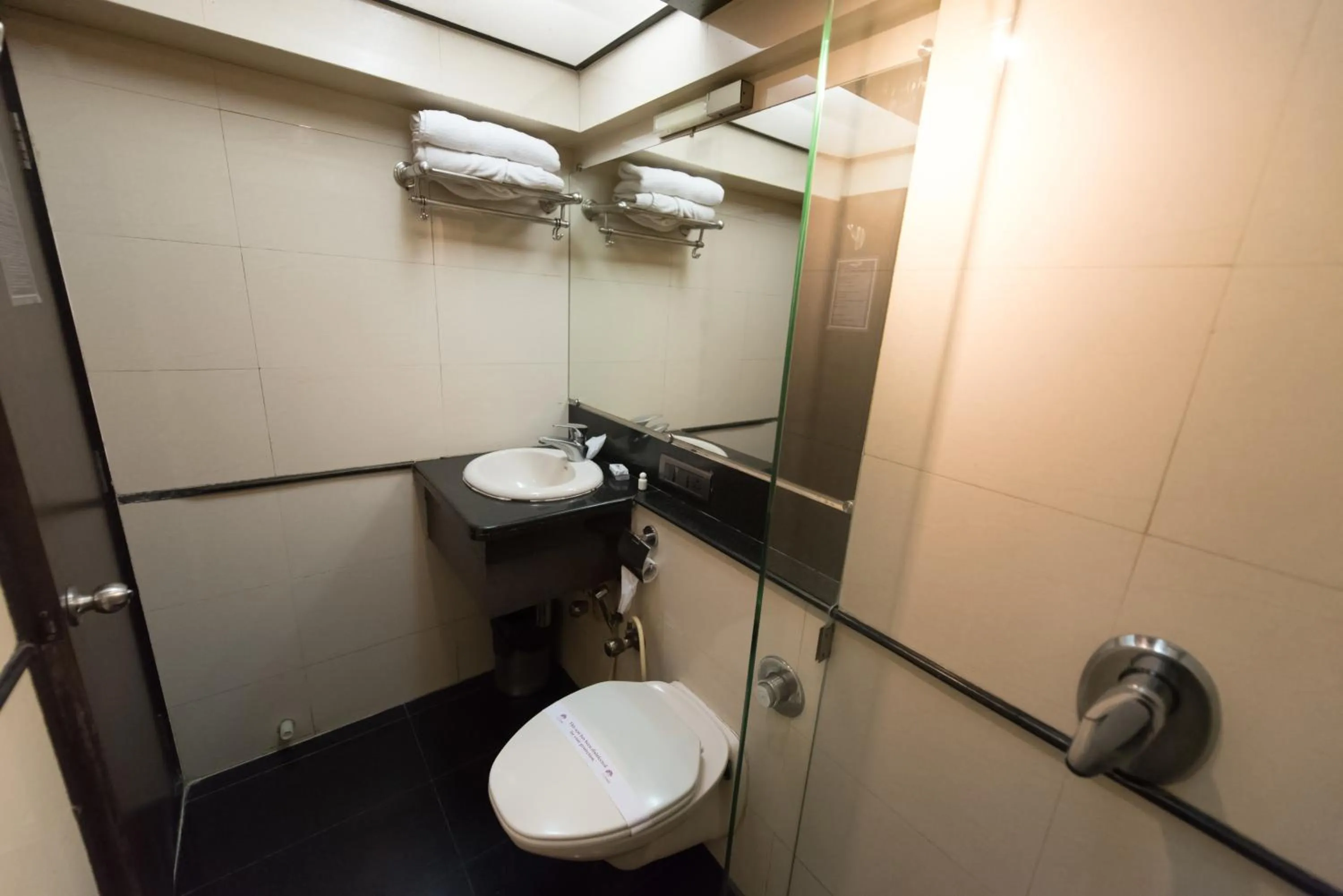 Bathroom in Hotel Le Grande - Mumbai International Airport