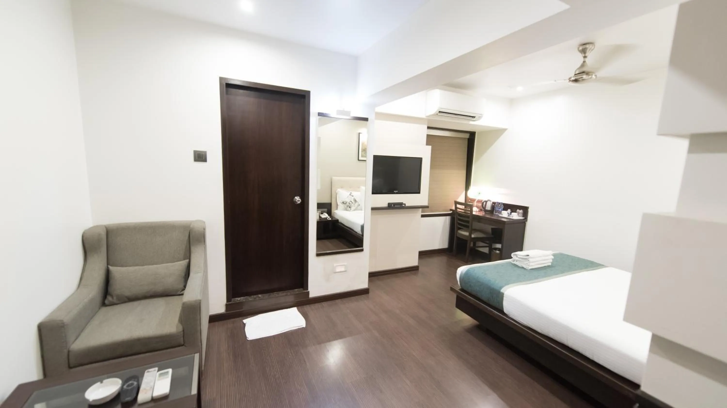 Bedroom, Bed in Hotel Le Grande - Mumbai International Airport