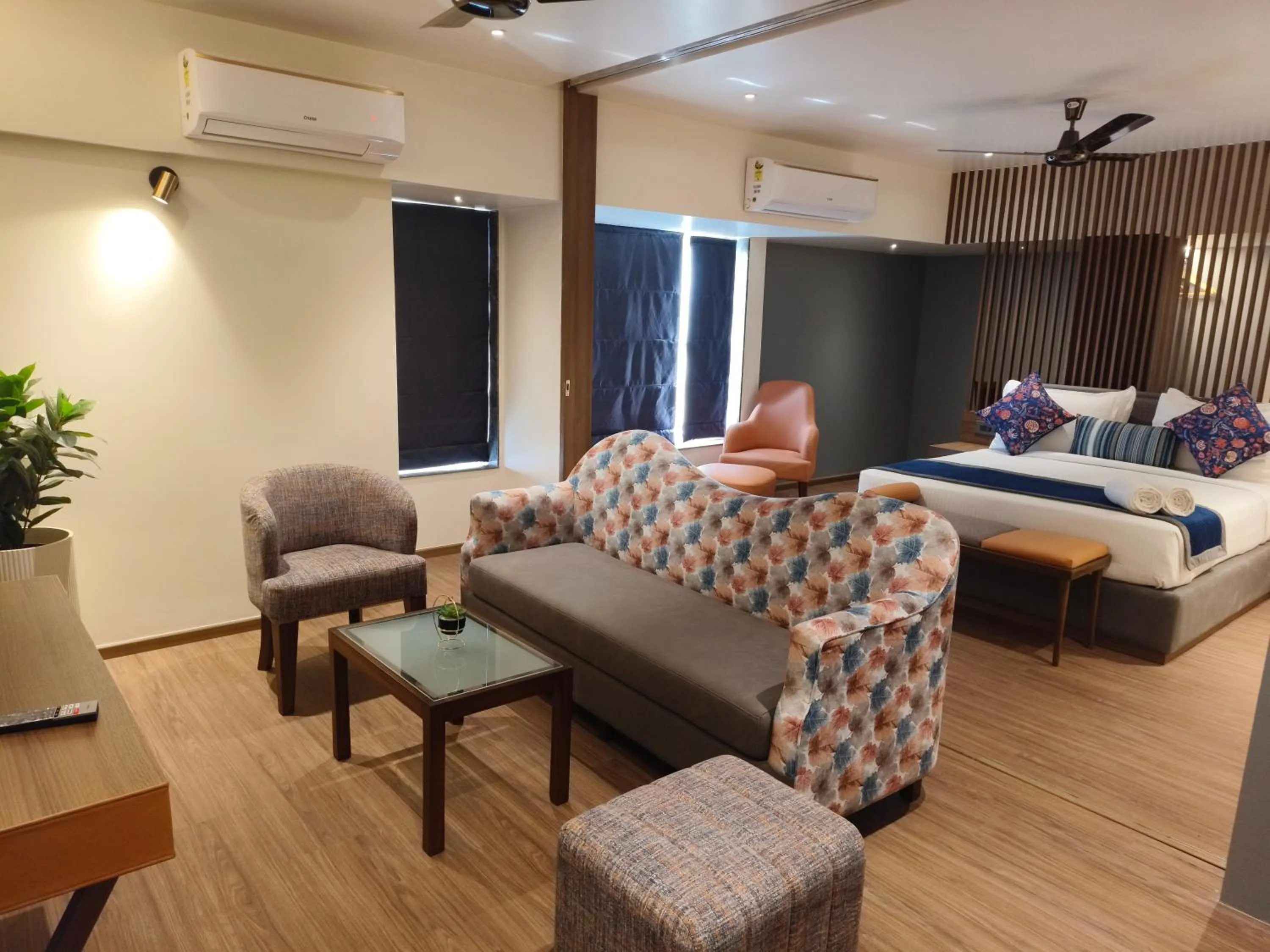 TV and multimedia, Bed in Hotel Le Grande - Mumbai International Airport