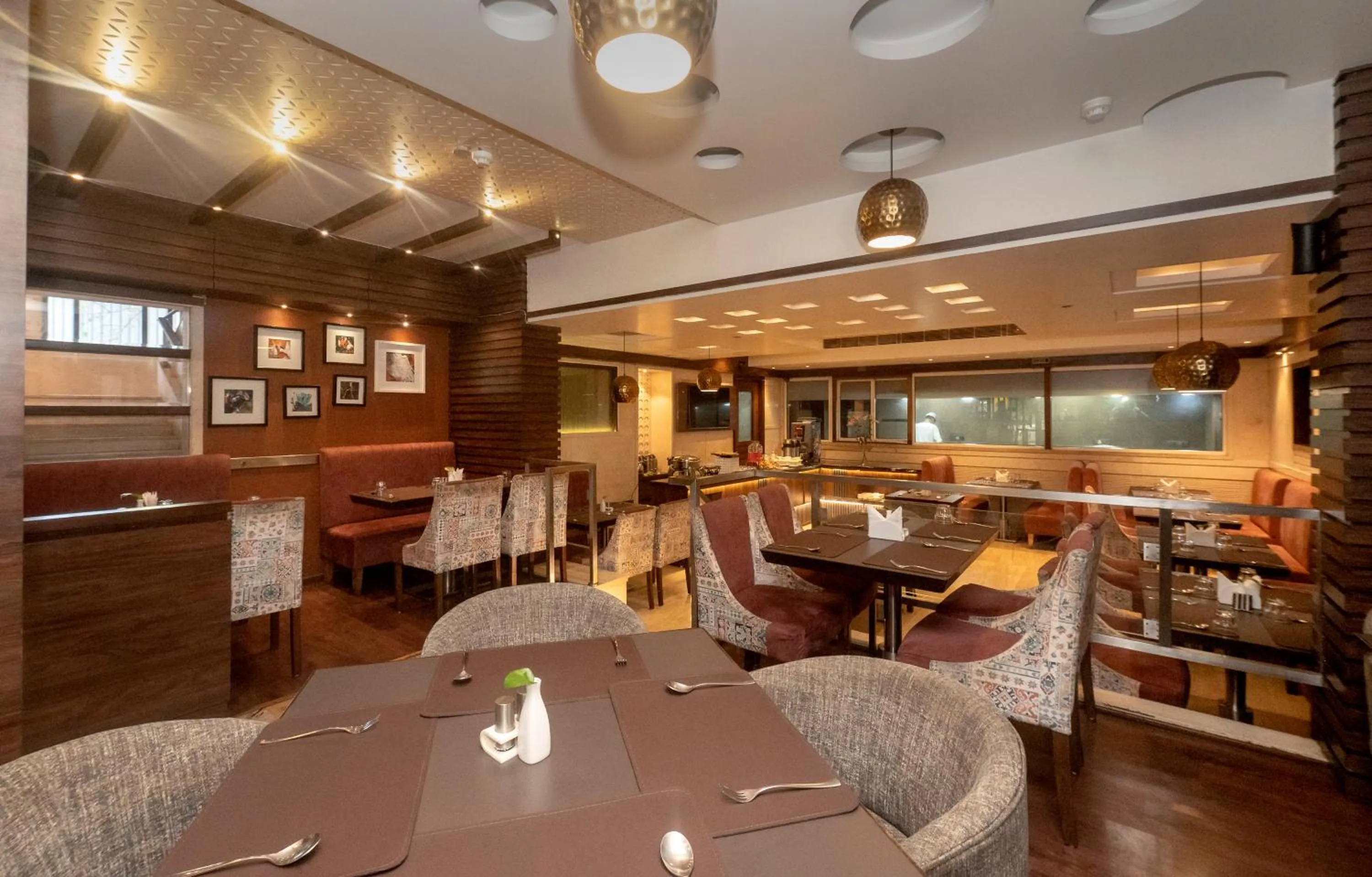 Restaurant/places to eat in Hotel Le Grande - Mumbai International Airport