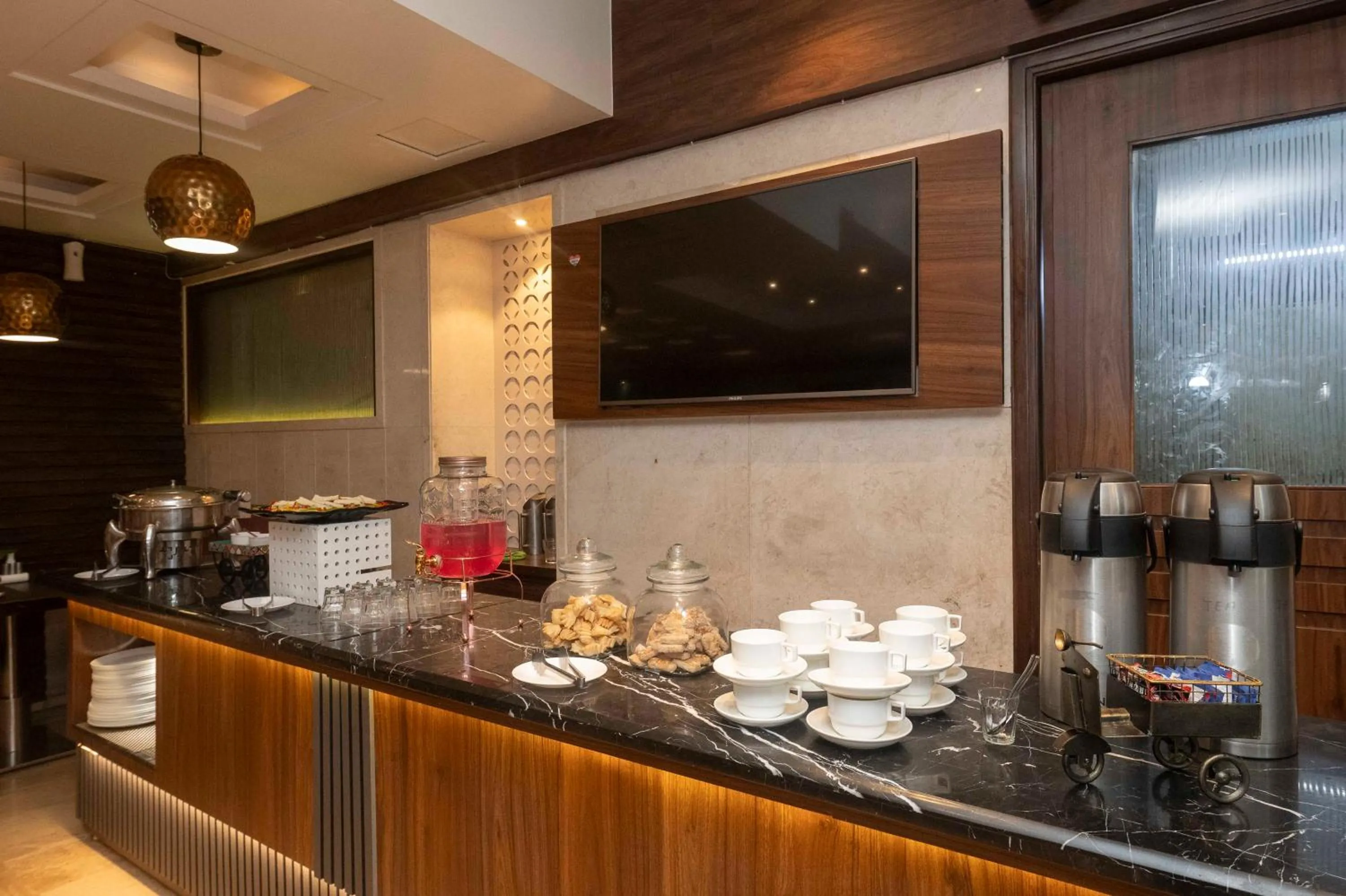 Restaurant/places to eat in Hotel Le Grande - Mumbai International Airport