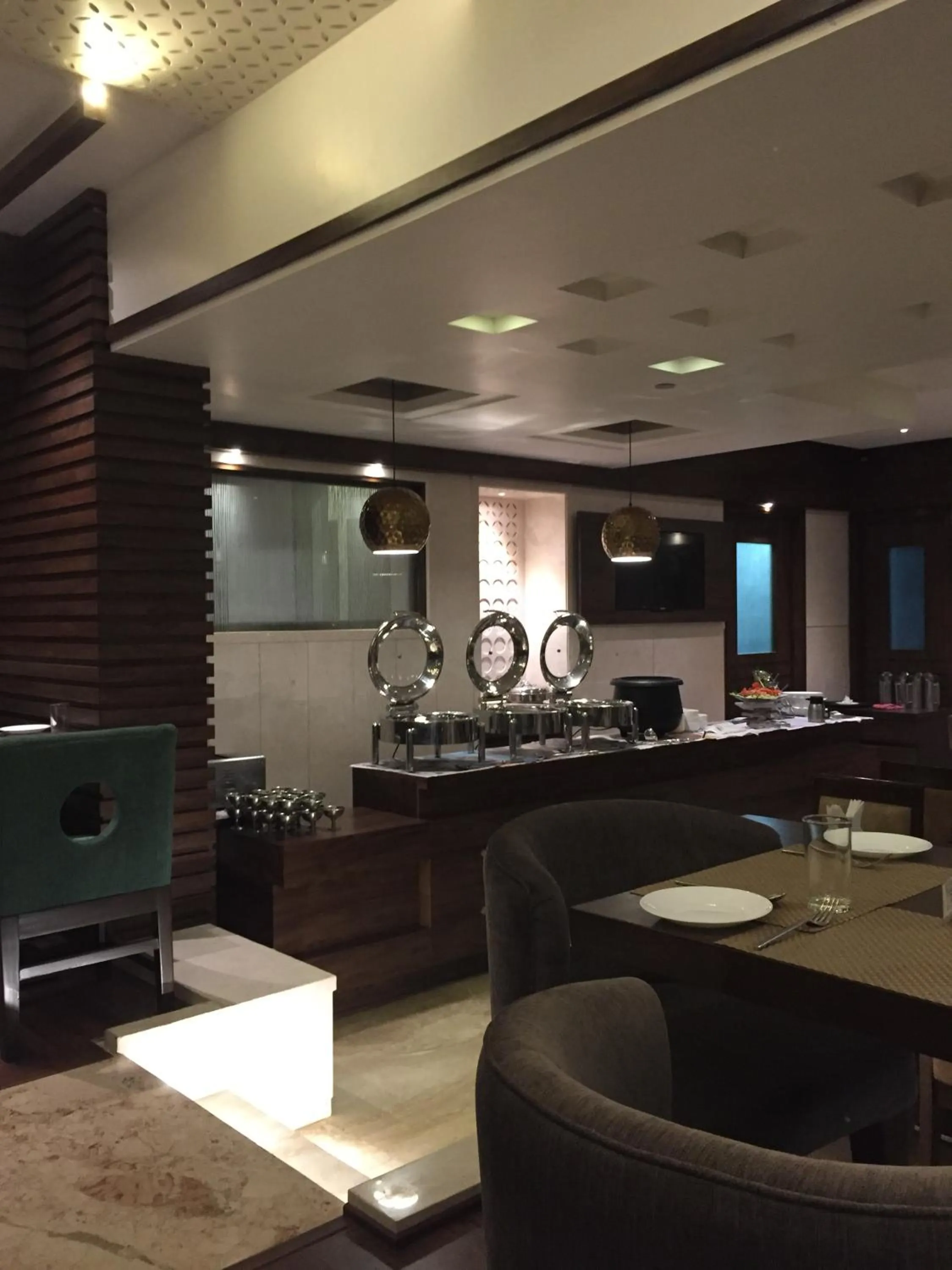 Restaurant/places to eat in Hotel Le Grande - Mumbai International Airport