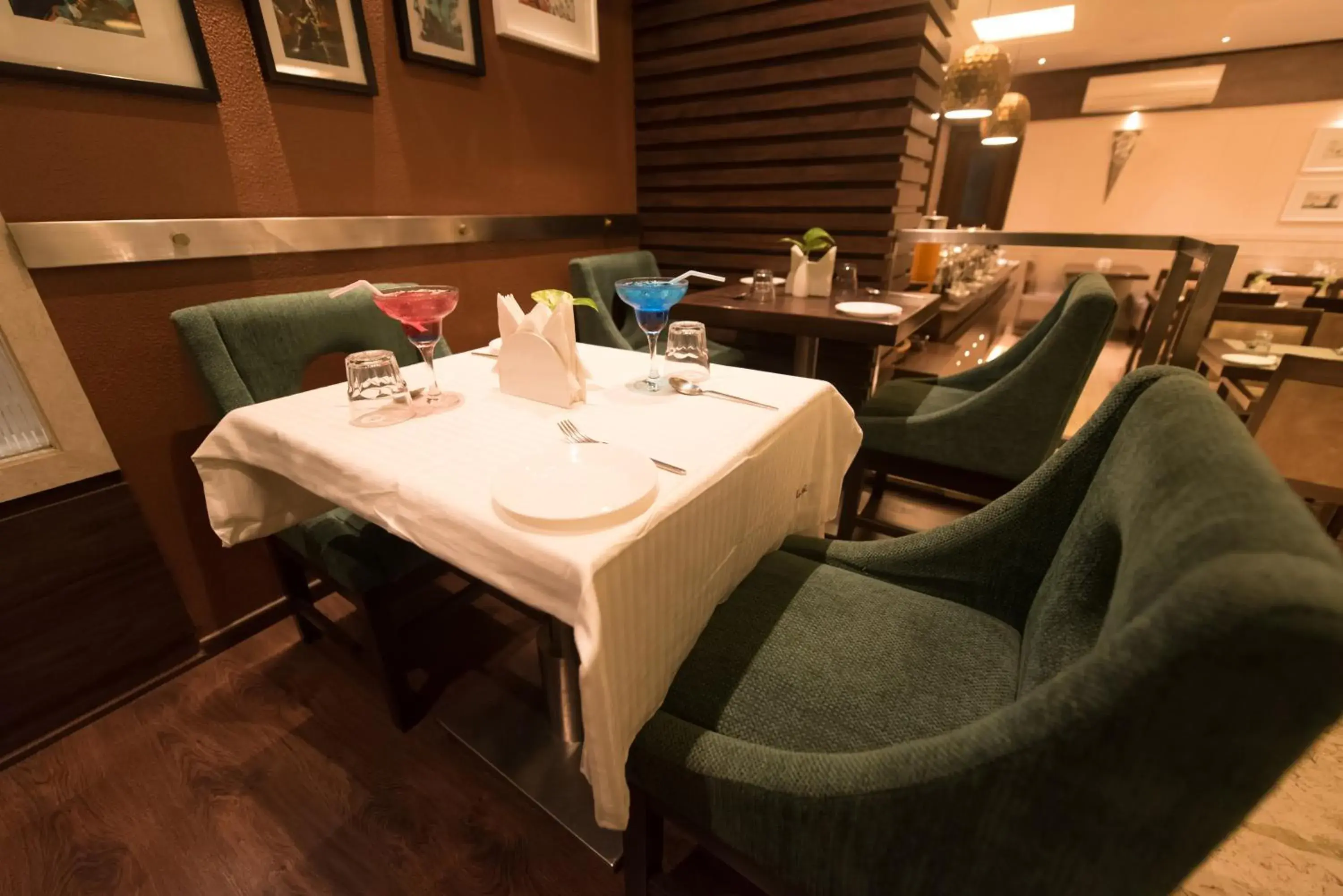 Restaurant/places to eat in Hotel Le Grande - Mumbai International Airport Restaurant/places to eat in Hotel Le Grande - Mumbai International Airport