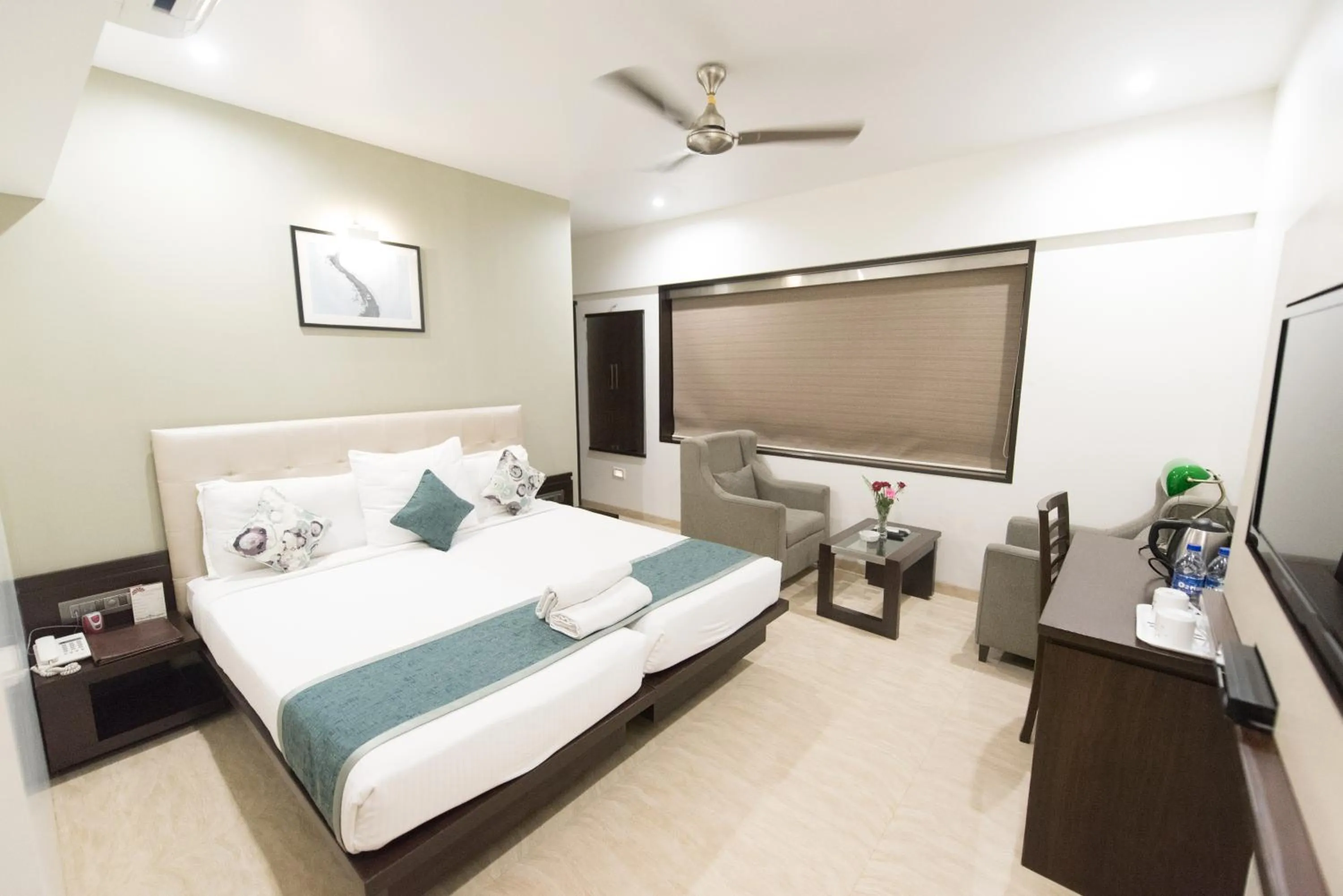 TV and multimedia, Bed in Hotel Le Grande - Mumbai International Airport