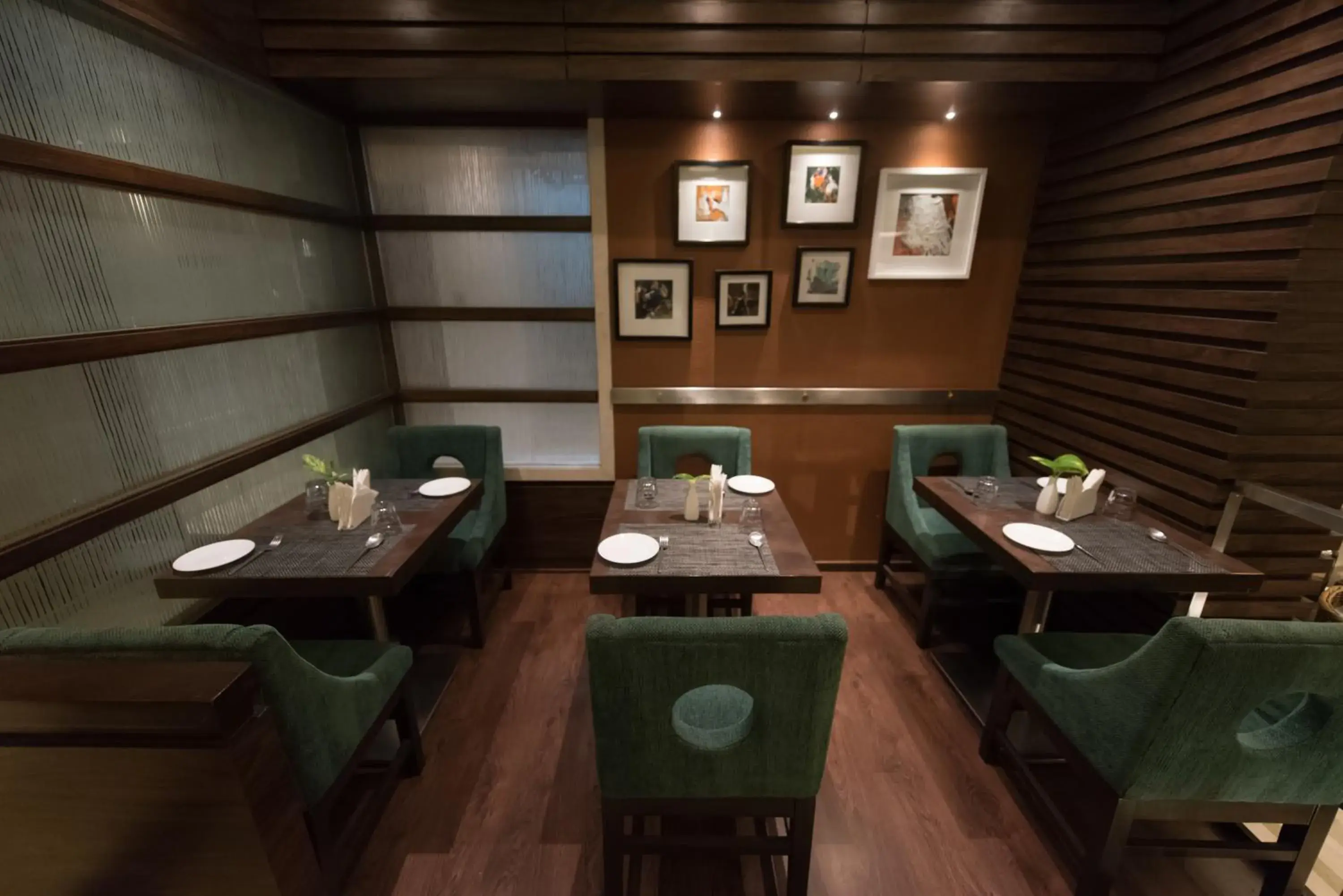 Lounge or bar in Hotel Le Grande - Mumbai International Airport Lounge or bar in Hotel Le Grande - Mumbai International Airport