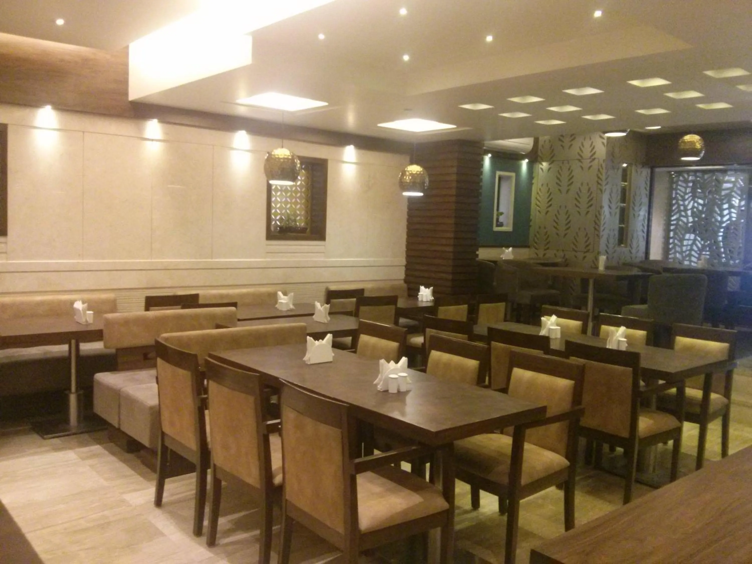 Restaurant/places to eat in Hotel Le Grande - Mumbai International Airport
