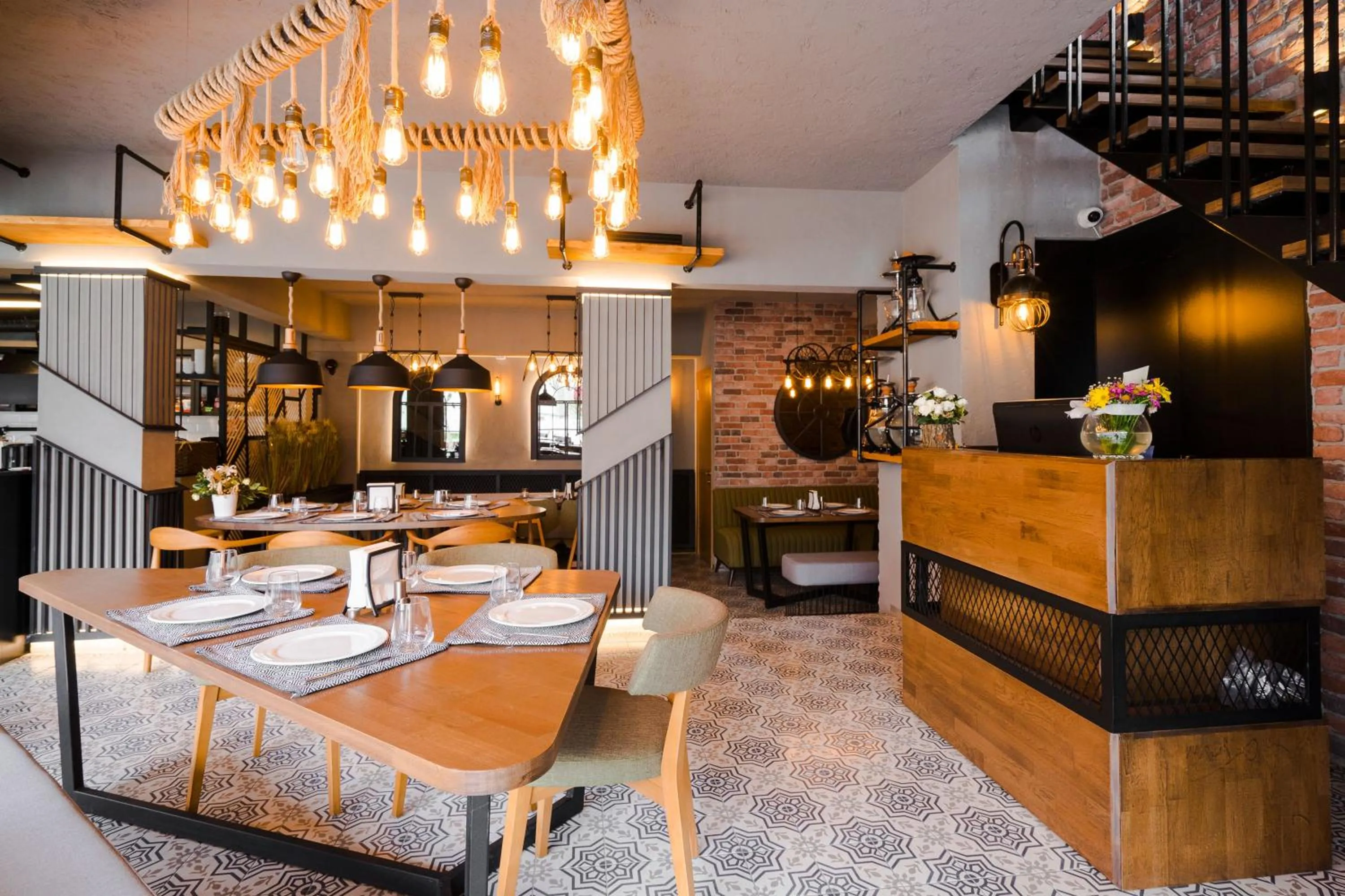 Restaurant/places to eat in Cube Suites