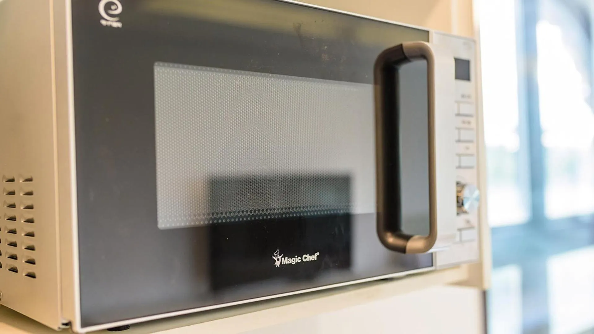Kitchen or kitchenette, TV/Entertainment Center in Castle Pool Resort