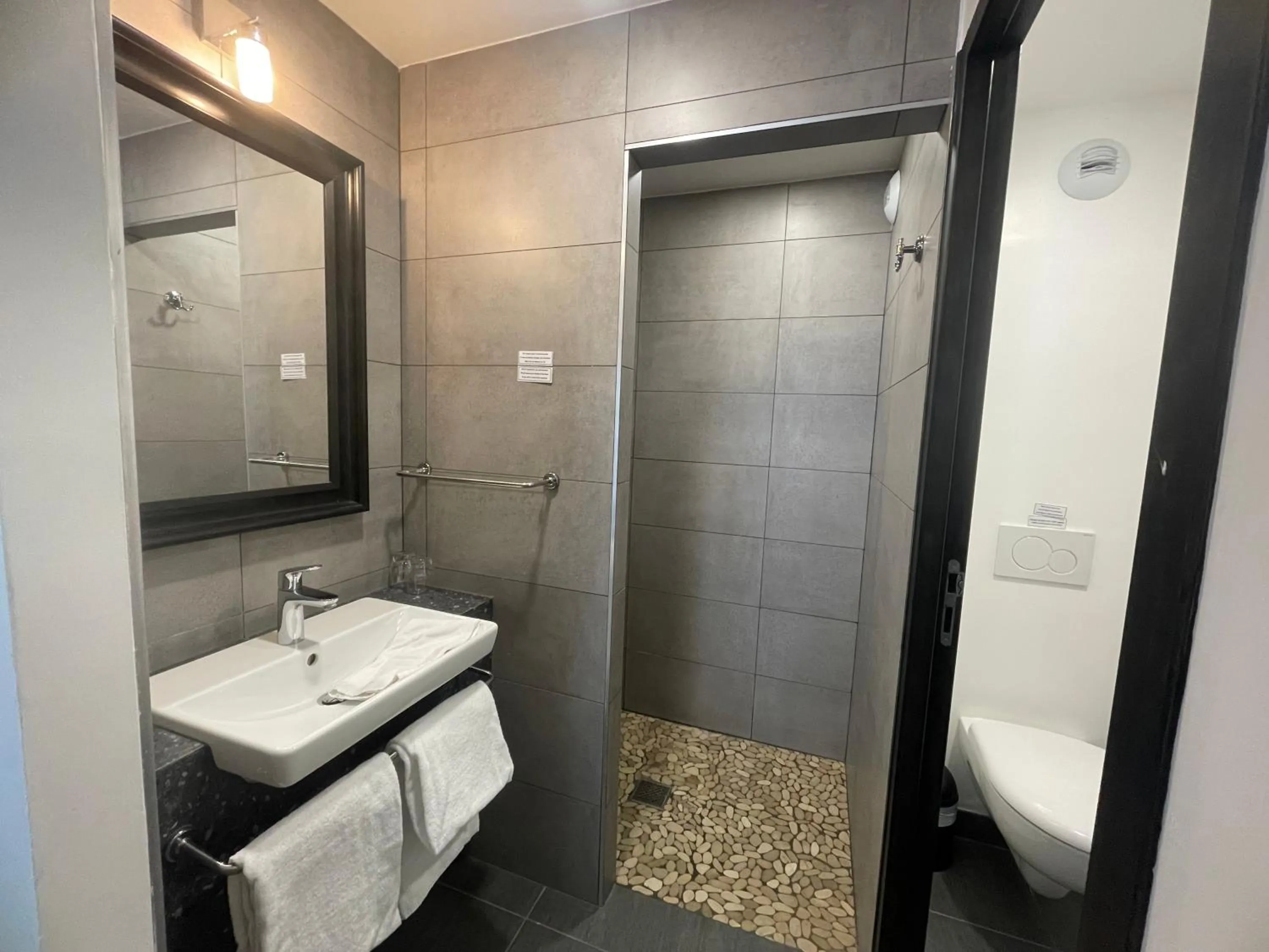 Toilet in Clos De La Vaupalière - Rouen