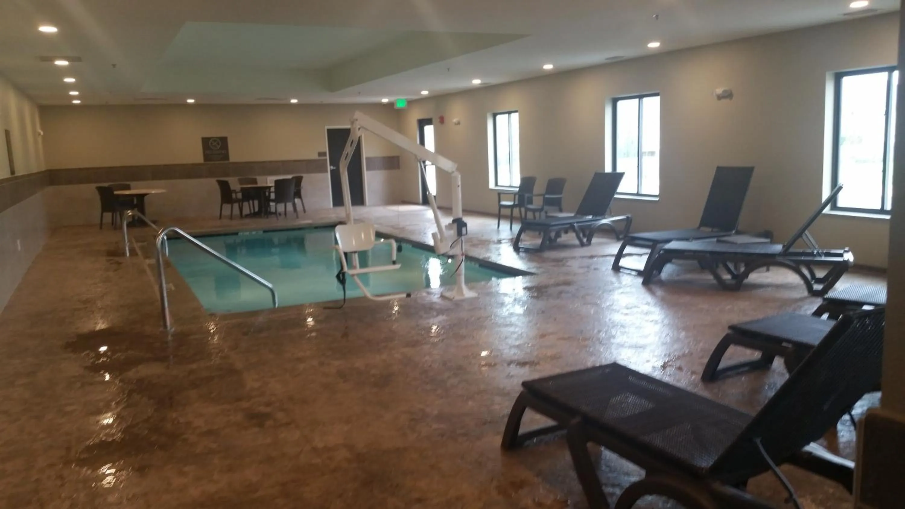 Swimming pool in Comfort Inn White House