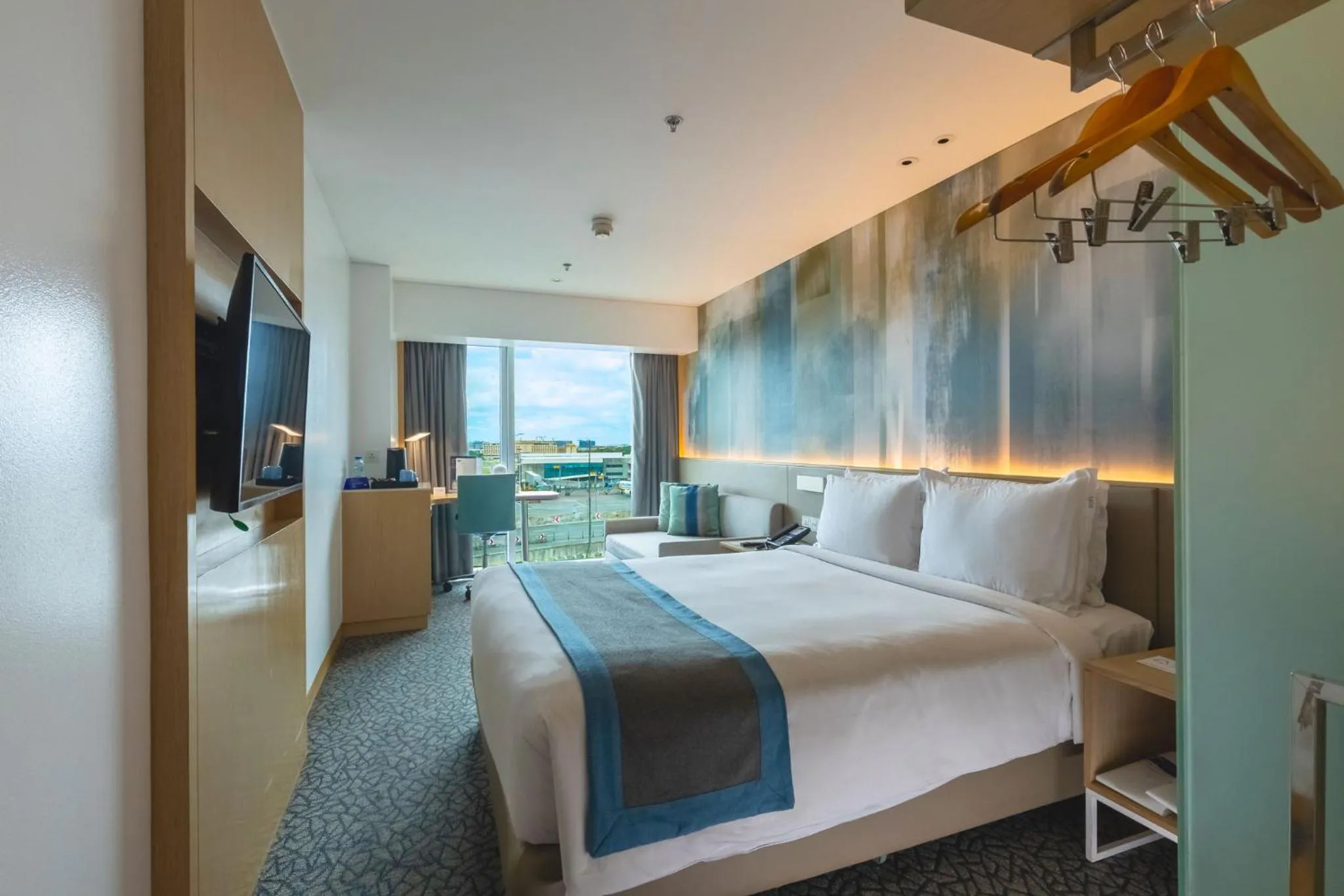 Photo of the whole room, Bed in Holiday Inn Express Manila Newport City by IHG