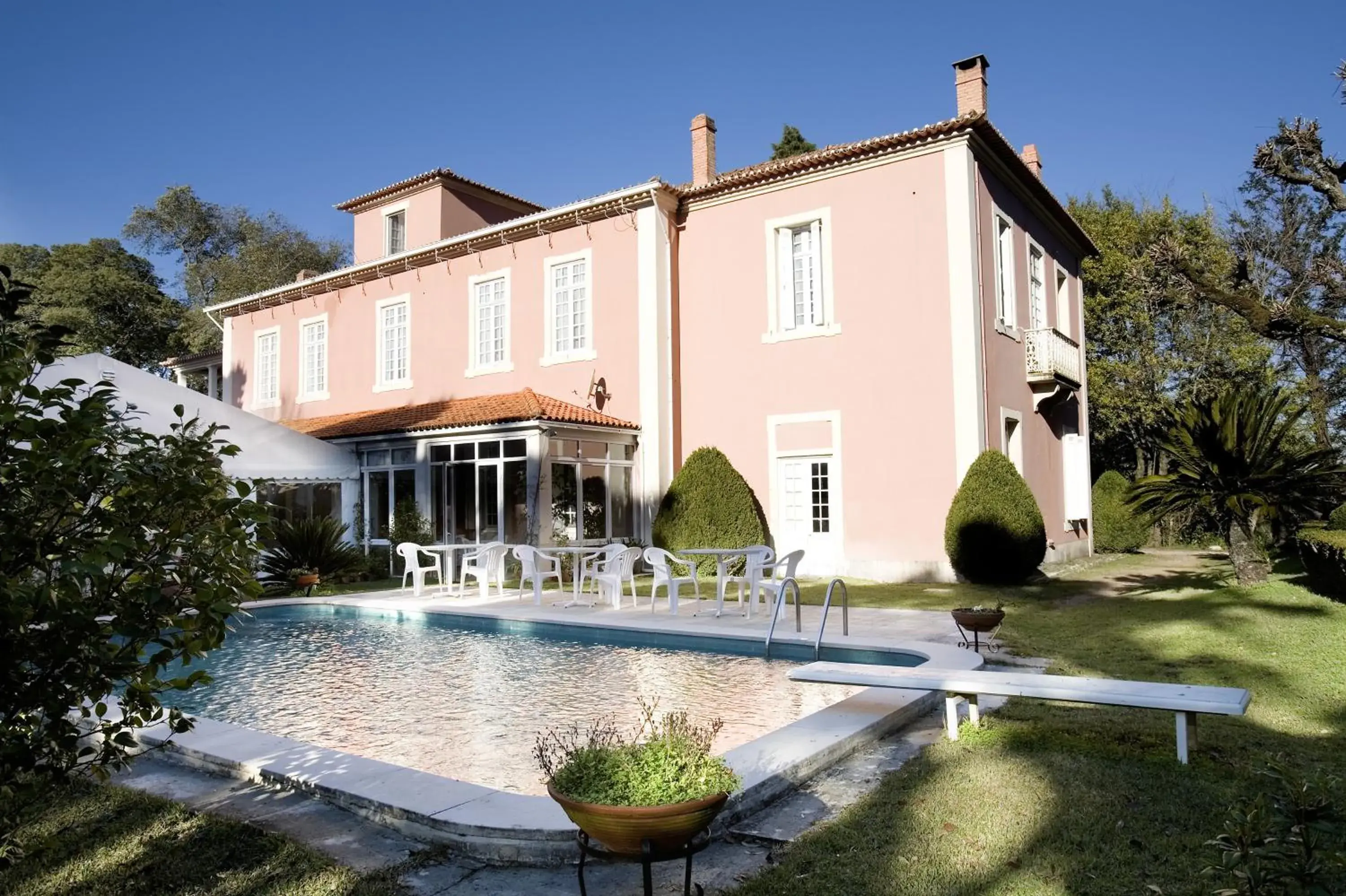 Facade/entrance in Vila Duparchy Facade/entrance in Vila Duparchy