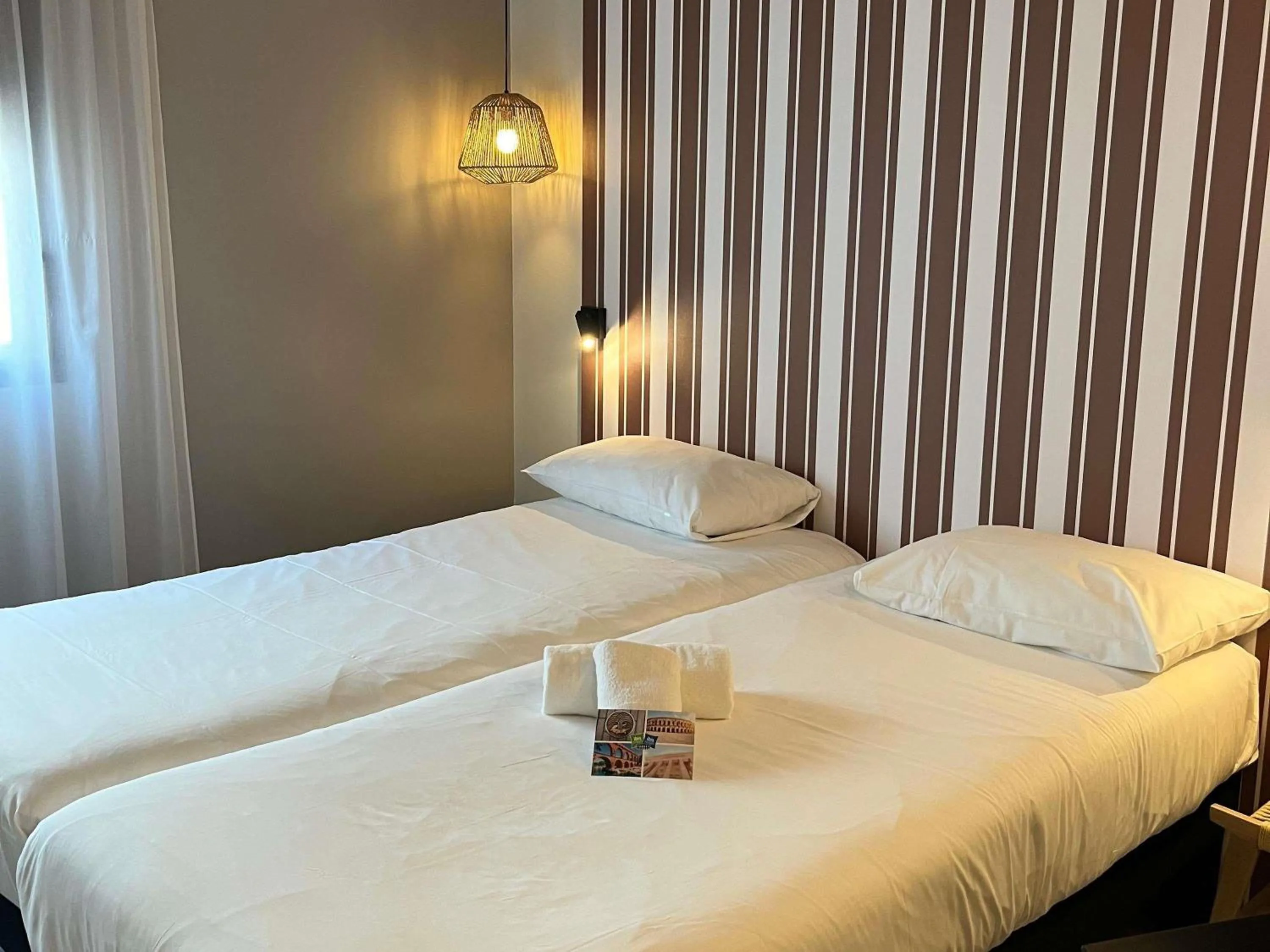 Bedroom, Bed in ibis Styles Nimes Gare Centre