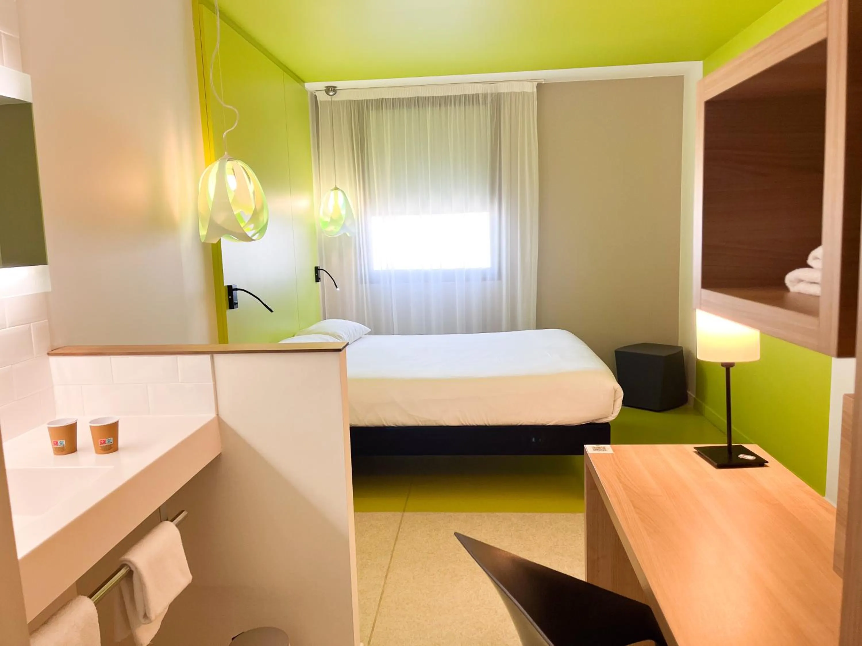 Bedroom, Bed in ibis Styles Nimes Gare Centre