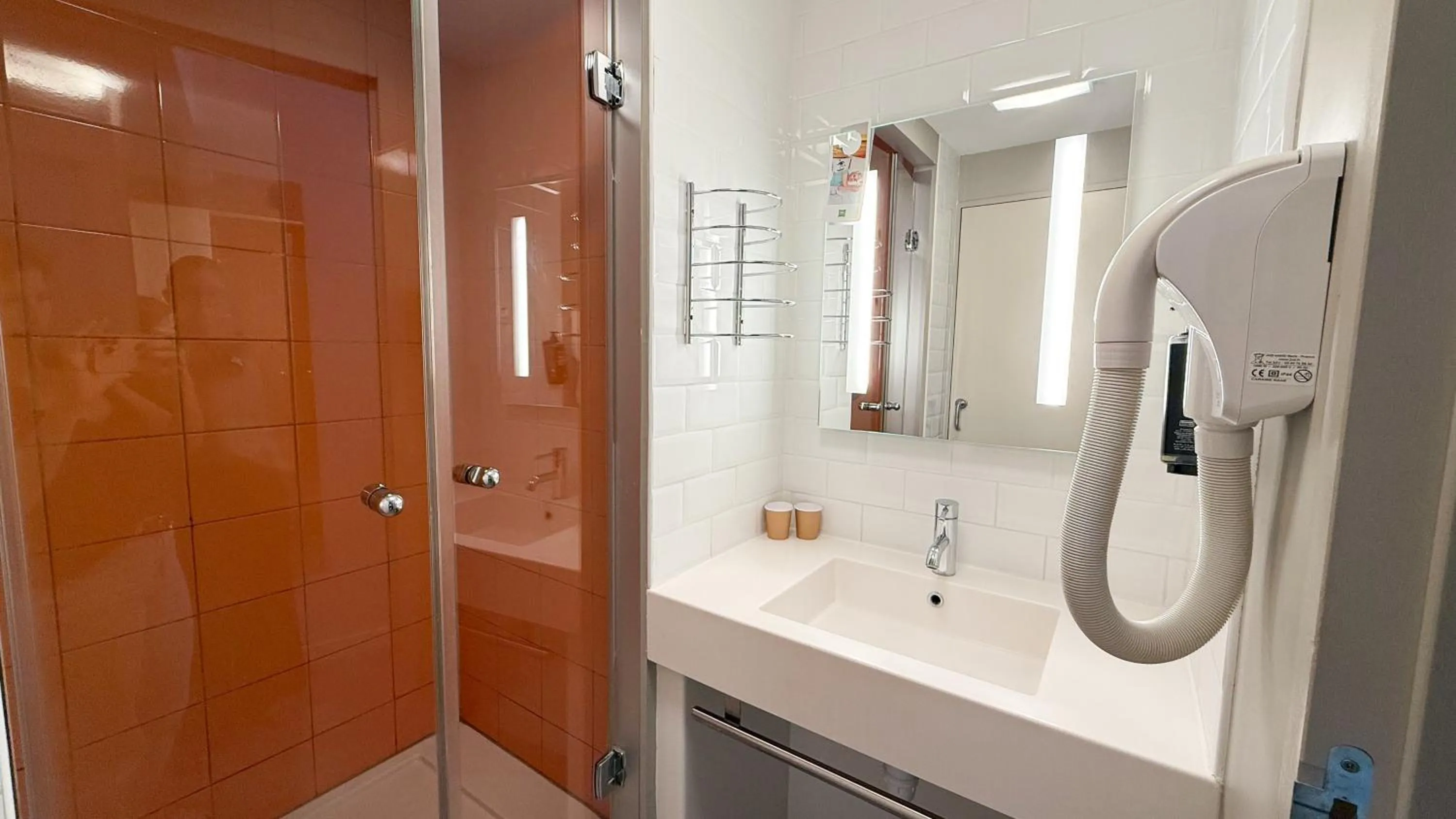 Bathroom in ibis Styles Nimes Gare Centre