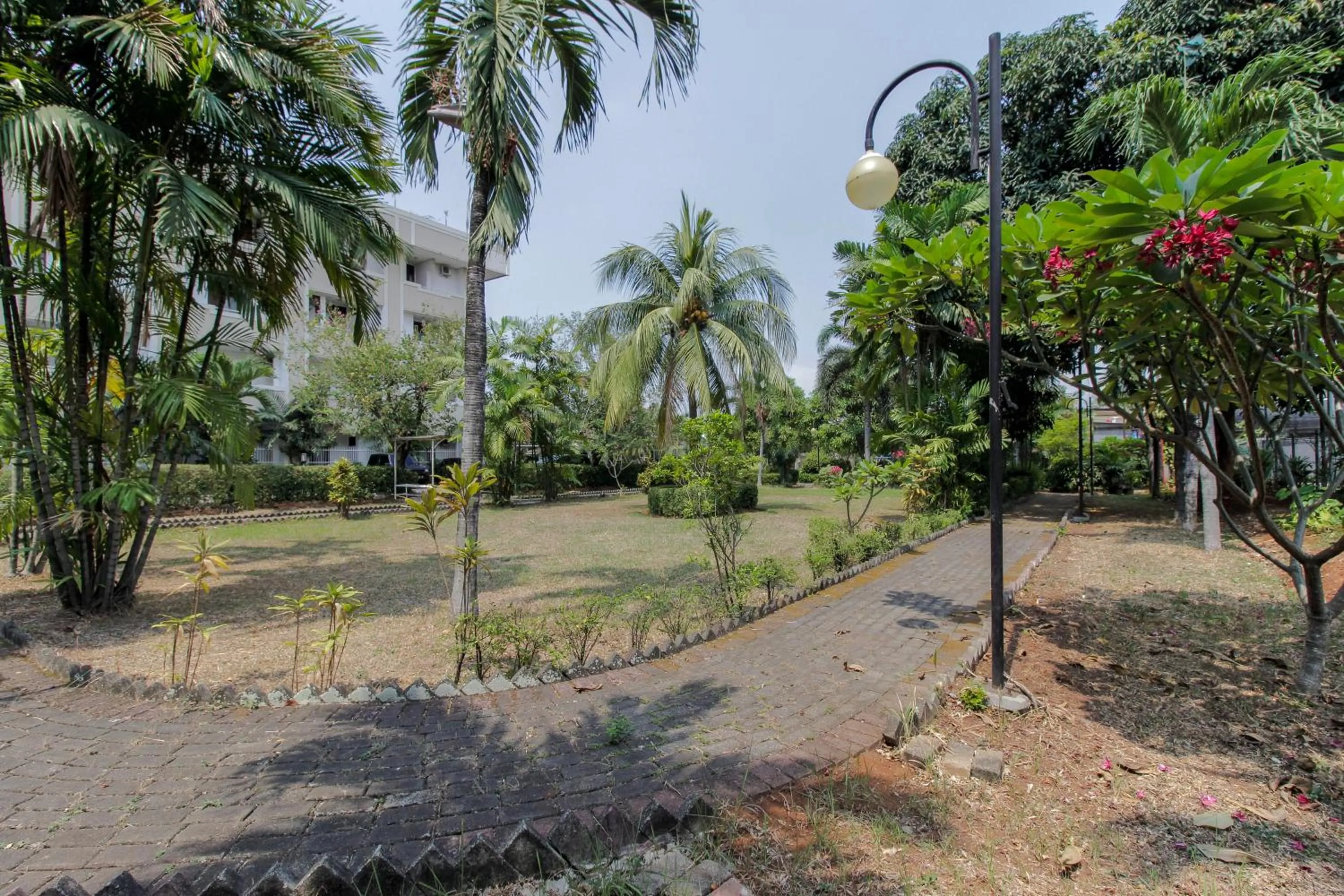 Spring in RedDoorz Plus at Pitagiri GBK Senayan