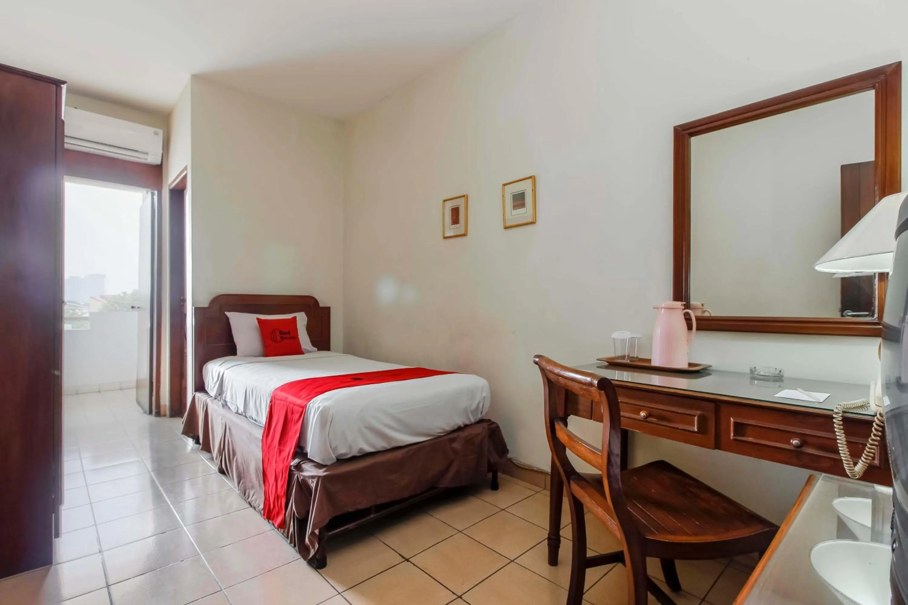 Bed in RedDoorz Plus at Pitagiri GBK Senayan