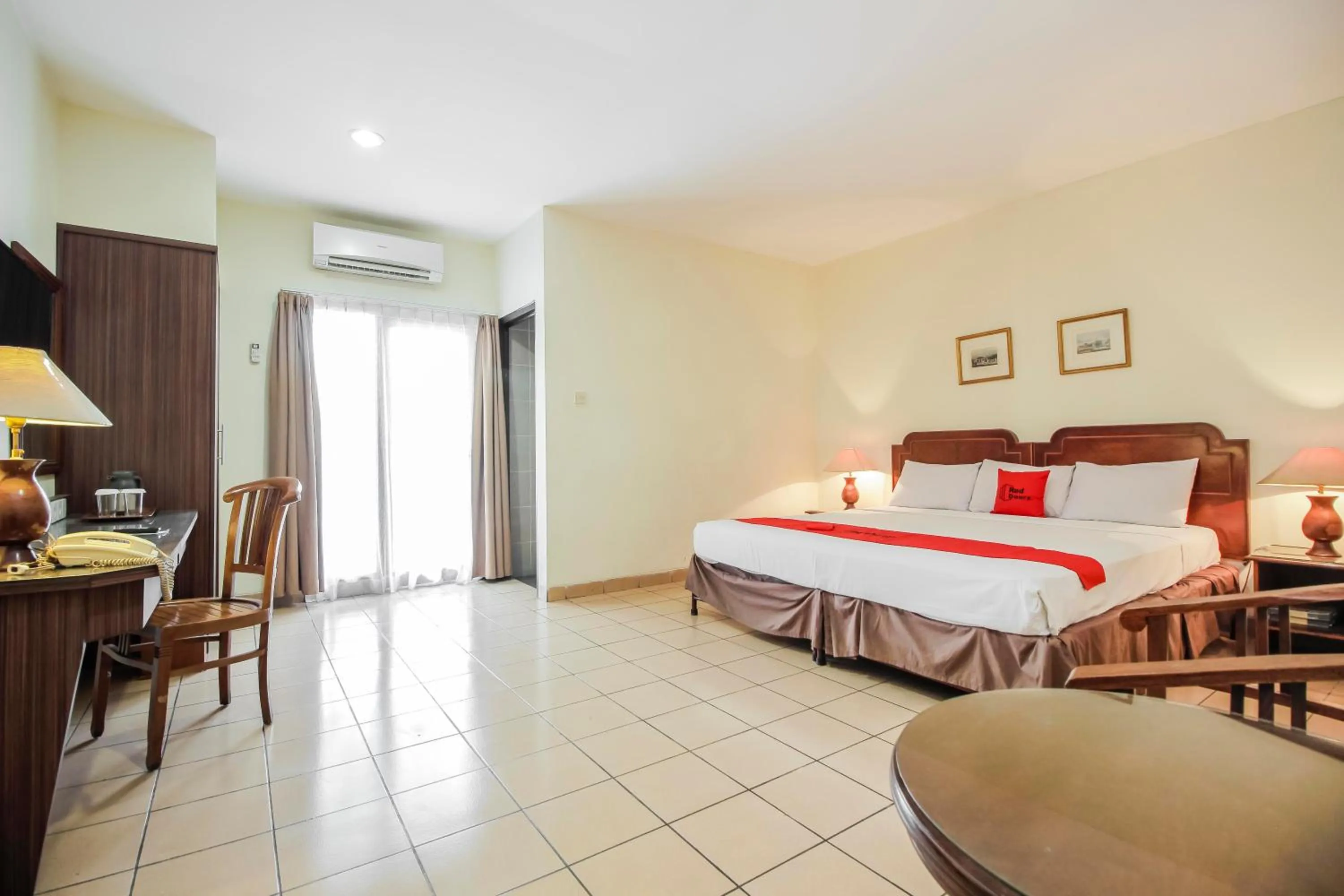 Bed in RedDoorz Plus at Pitagiri GBK Senayan