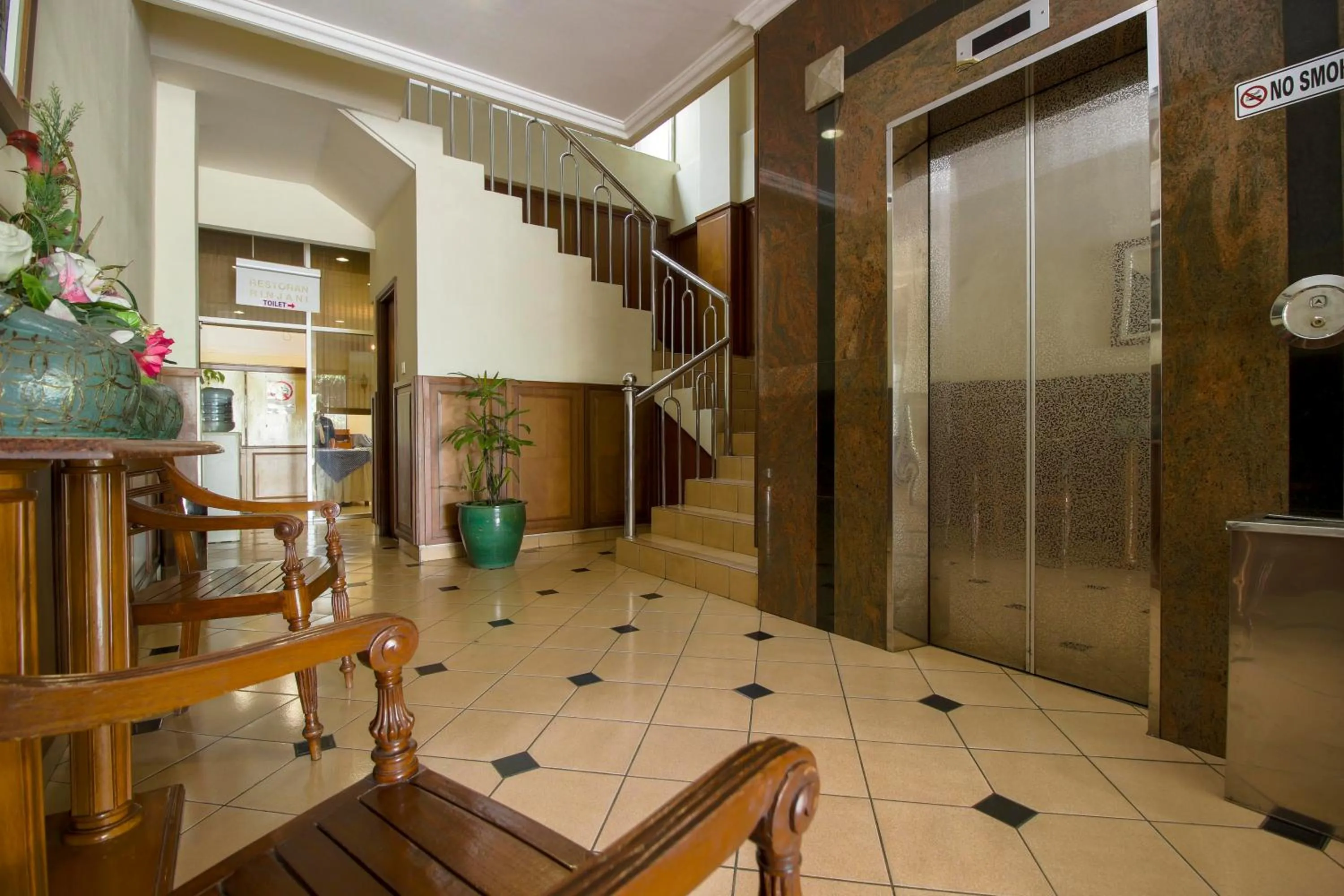 Lobby or reception in RedDoorz Plus at Pitagiri GBK Senayan