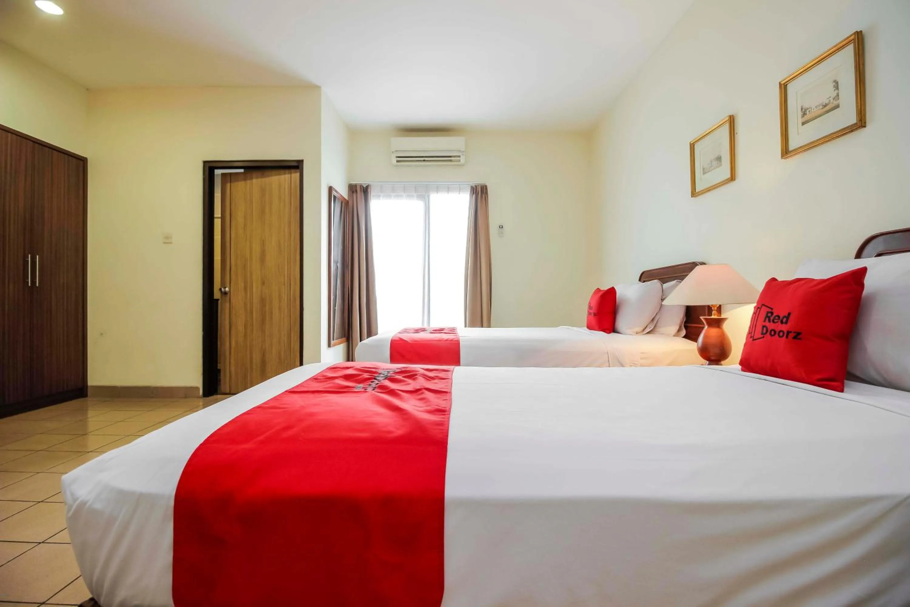 Bedroom, Bed in RedDoorz Plus at Pitagiri GBK Senayan
