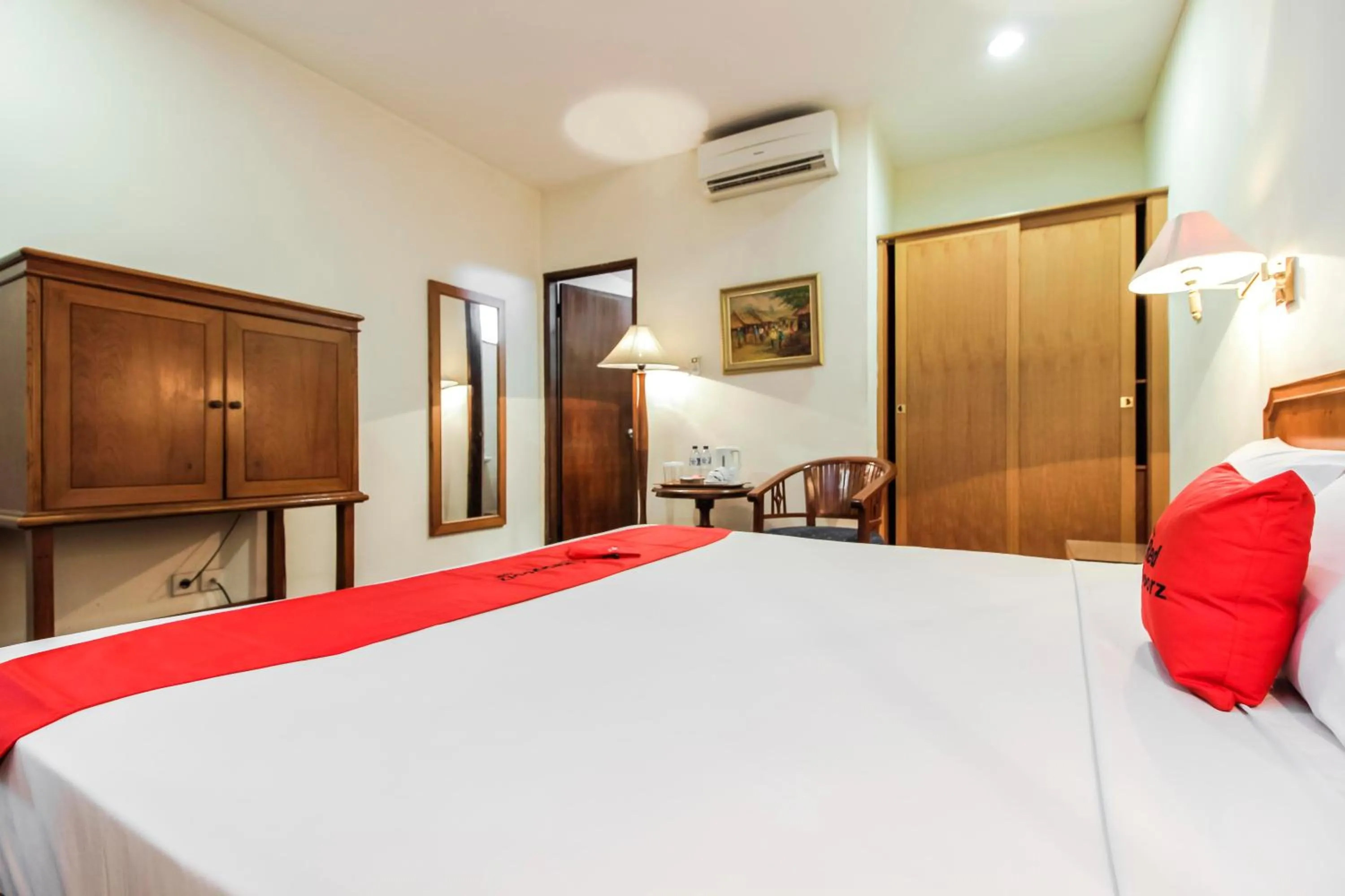 Bed in RedDoorz Plus at Pitagiri GBK Senayan