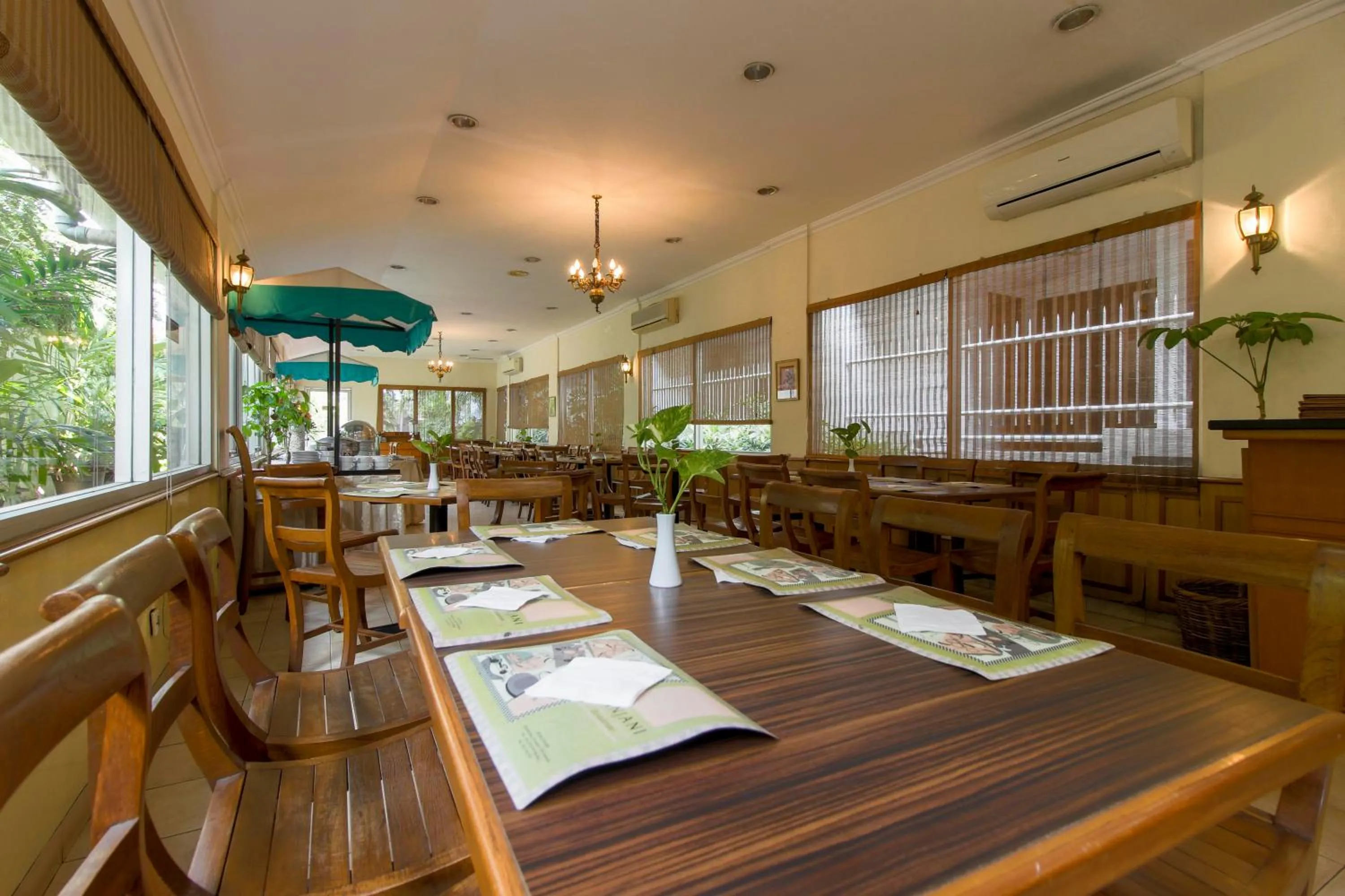 Restaurant/places to eat in RedDoorz Plus at Pitagiri GBK Senayan