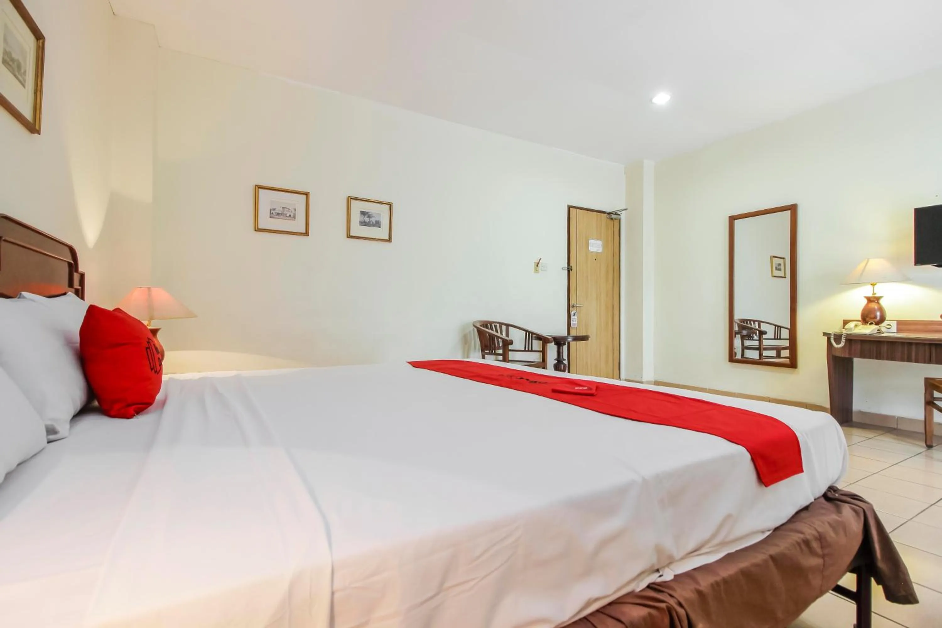 Bed in RedDoorz Plus at Pitagiri GBK Senayan