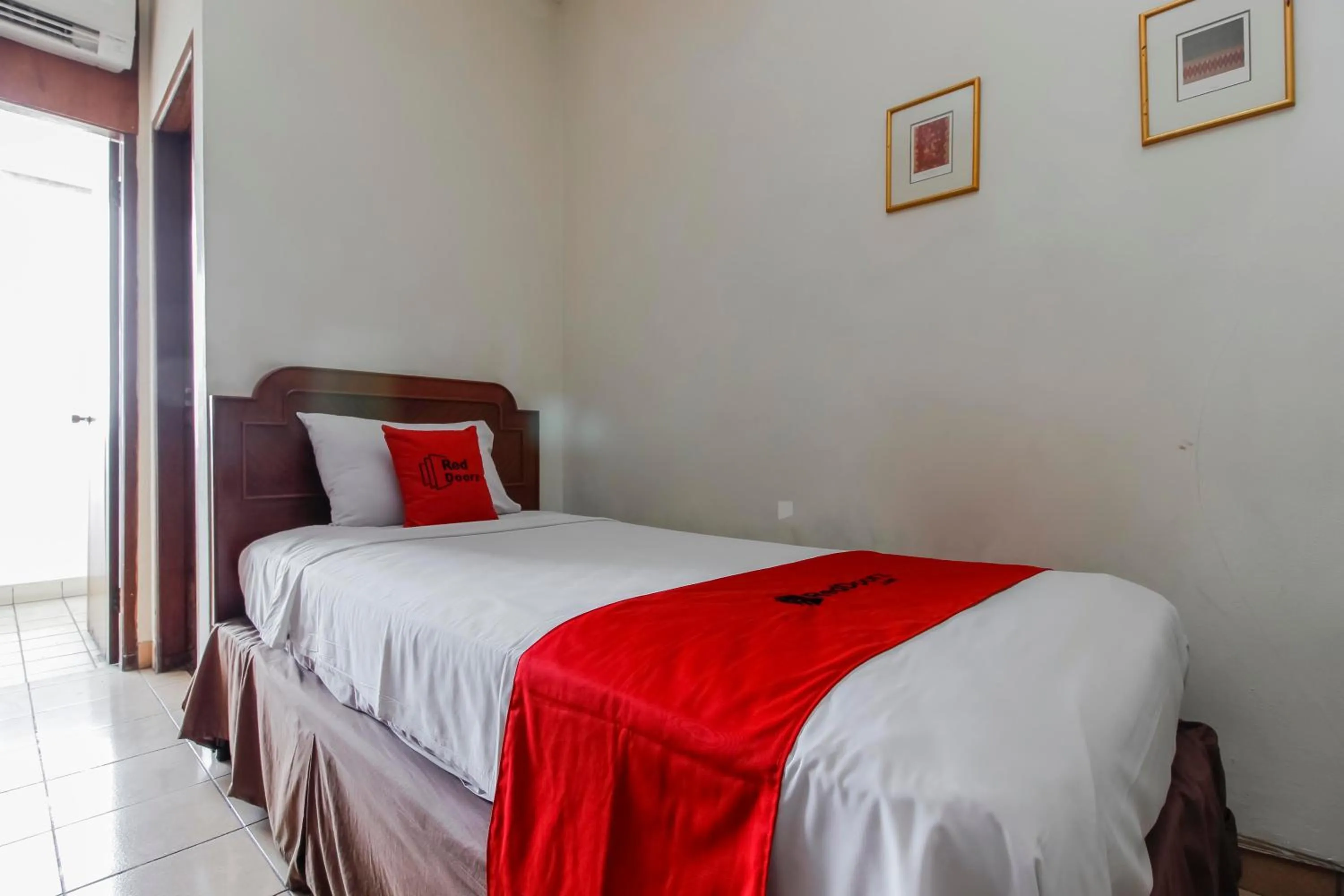 Bed in RedDoorz Plus at Pitagiri GBK Senayan