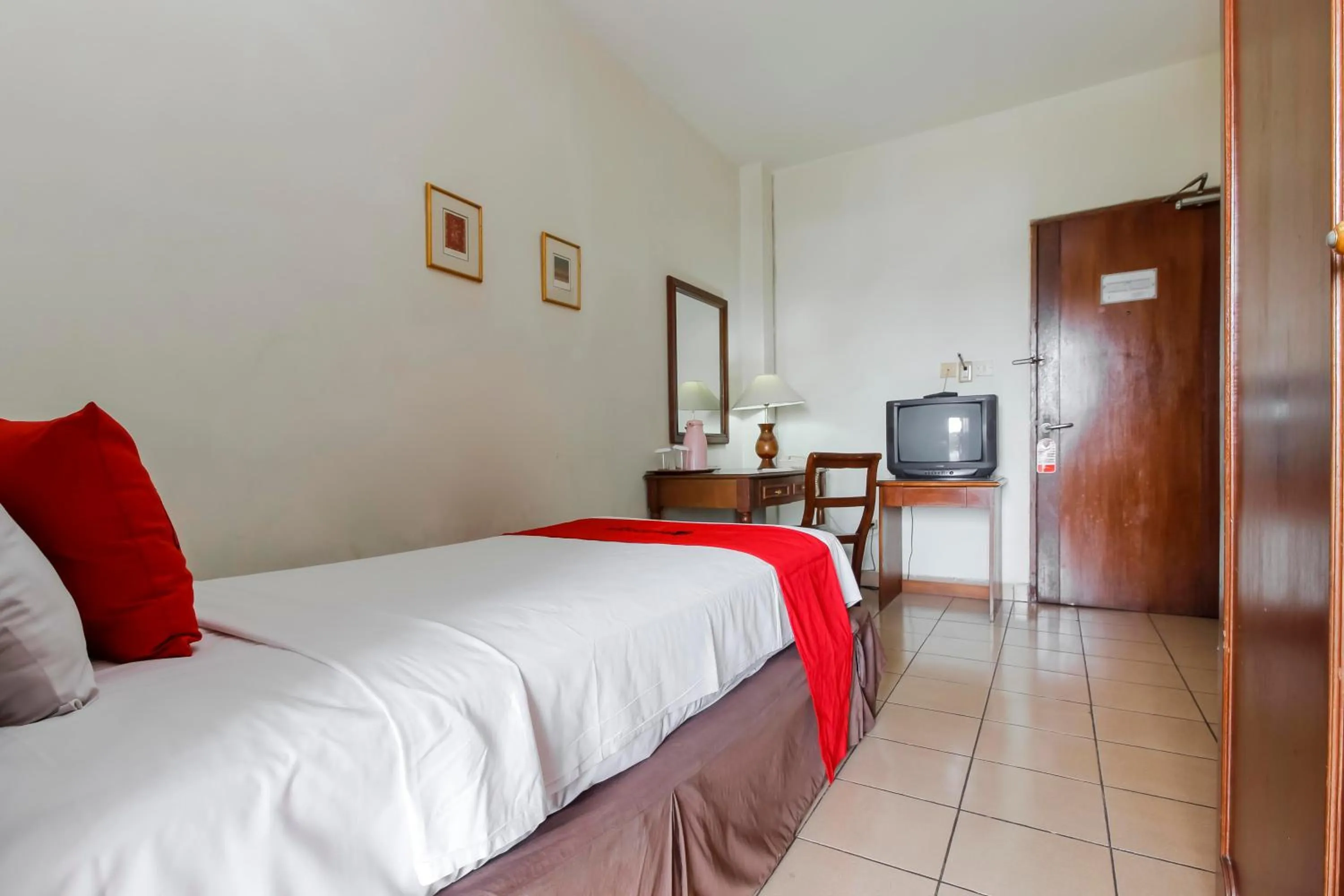 Bed in RedDoorz Plus at Pitagiri GBK Senayan