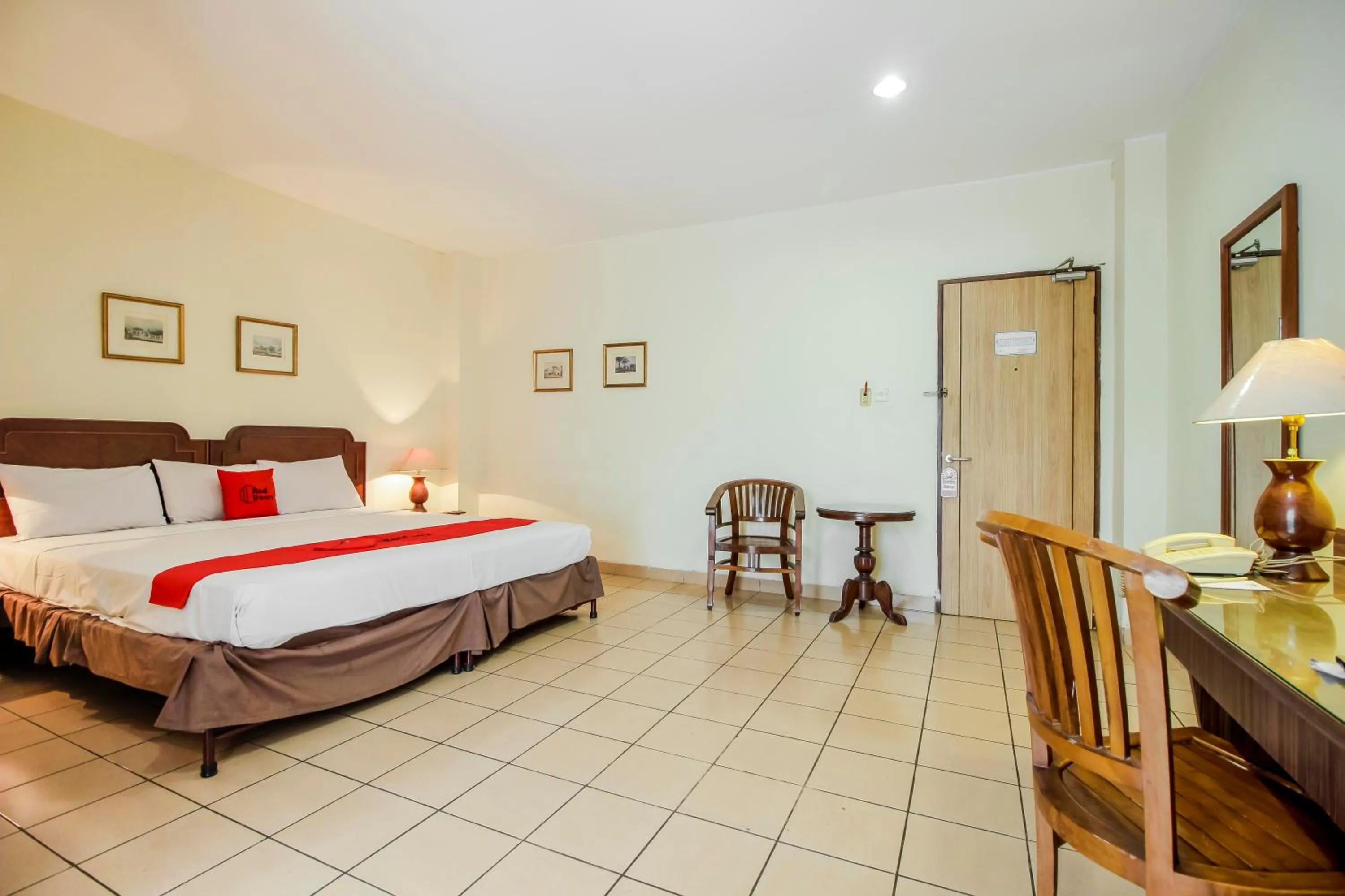 Bed in RedDoorz Plus at Pitagiri GBK Senayan