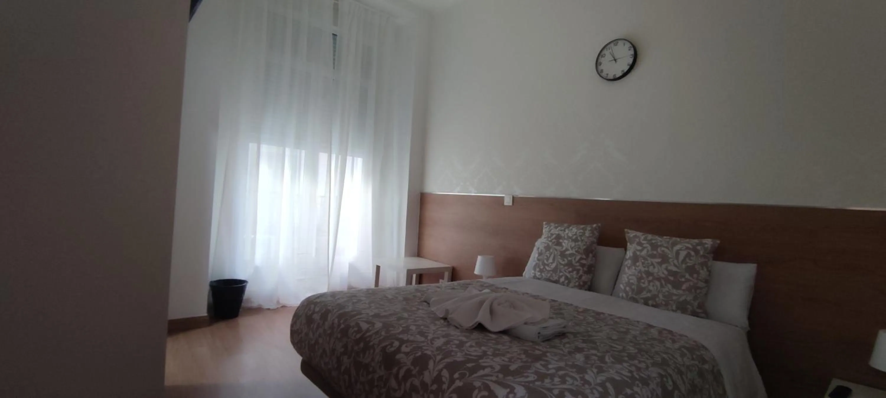 Photo of the whole room, Bed in New Go Inn