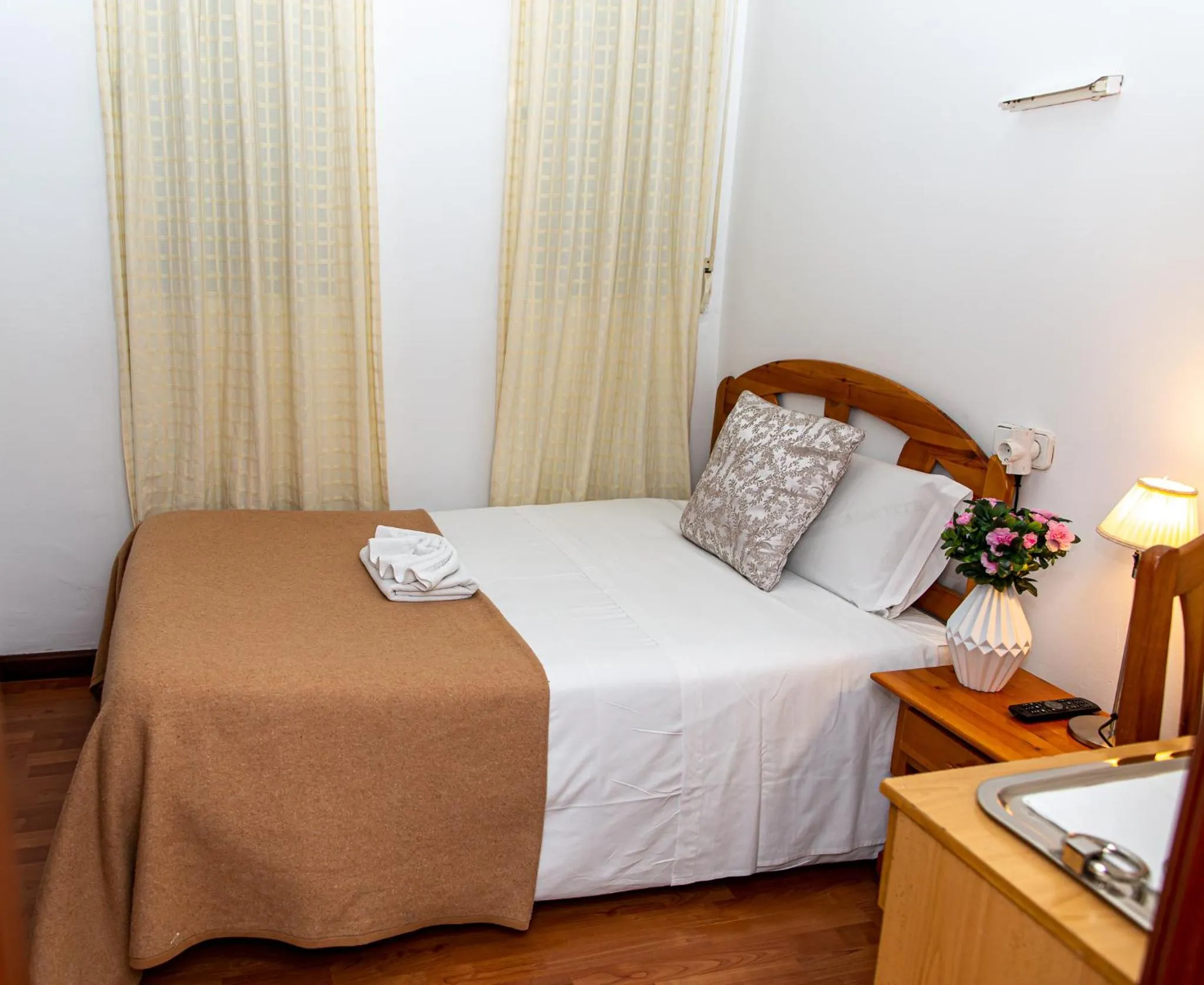 Photo of the whole room, Bed in New Go Inn