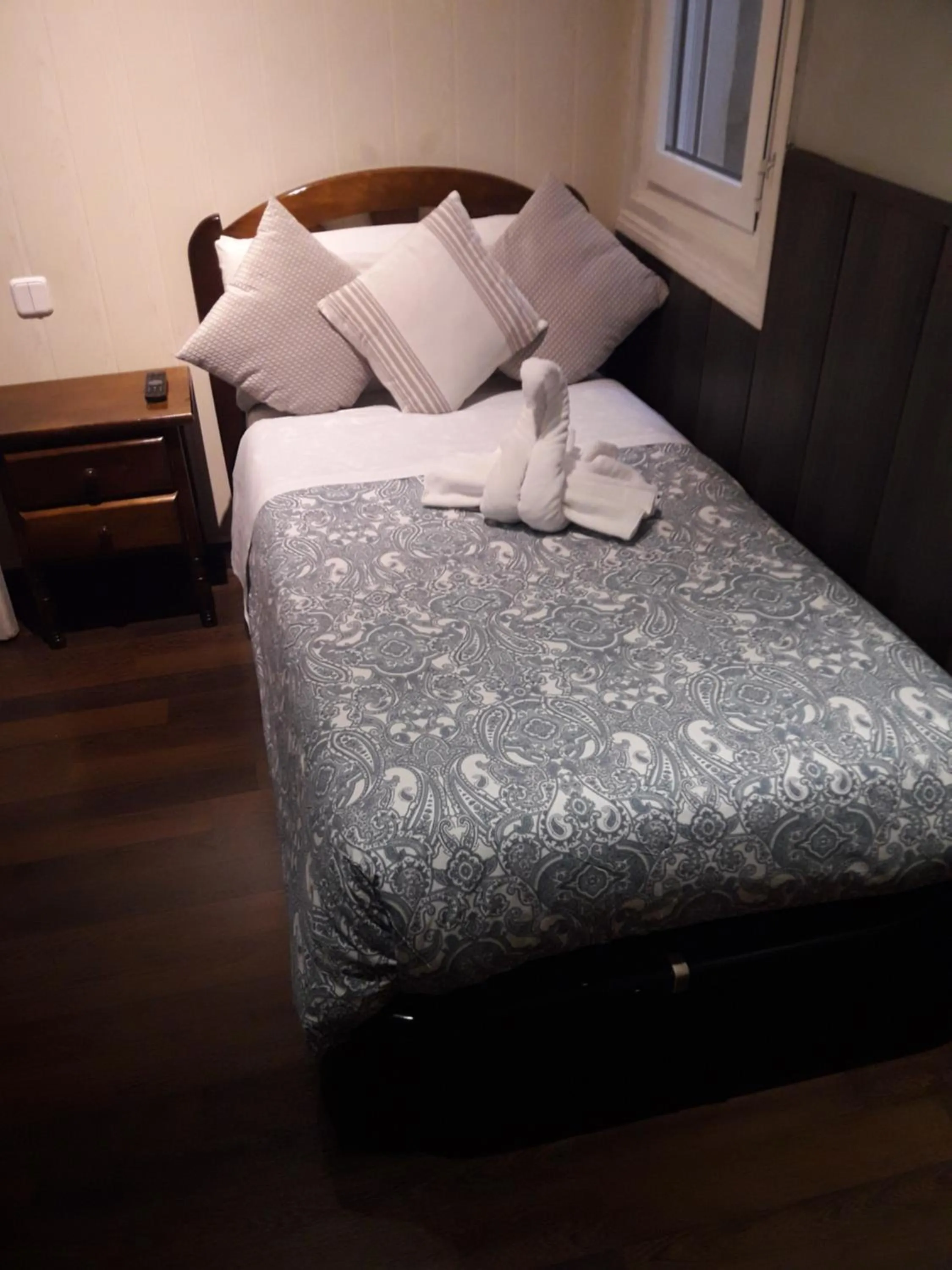 Photo of the whole room, Bed in New Go Inn