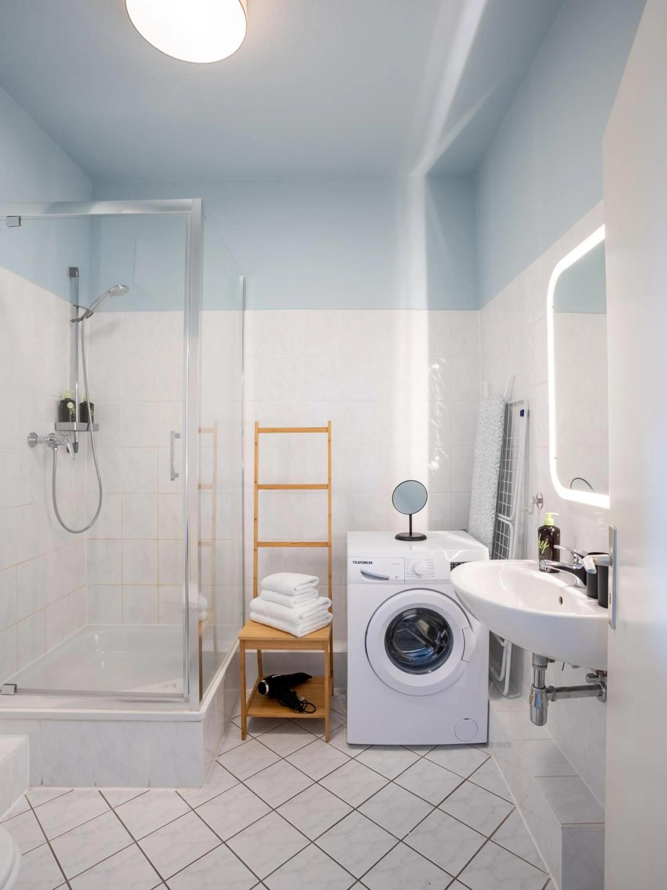 Shower in Limehome Dresden Hoyerswerdaerstraße