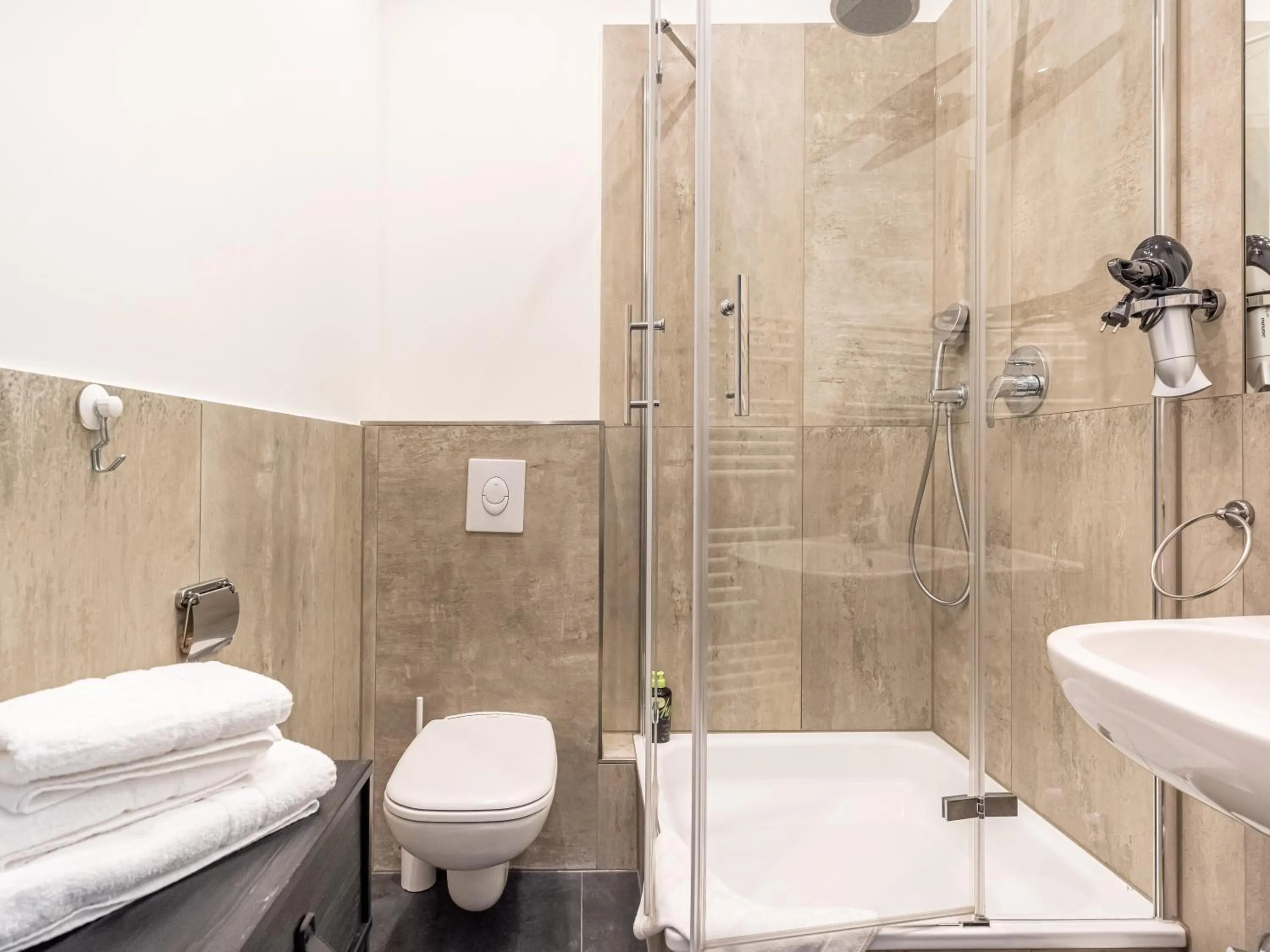 Shower in Limehome Dresden Tannenstraße