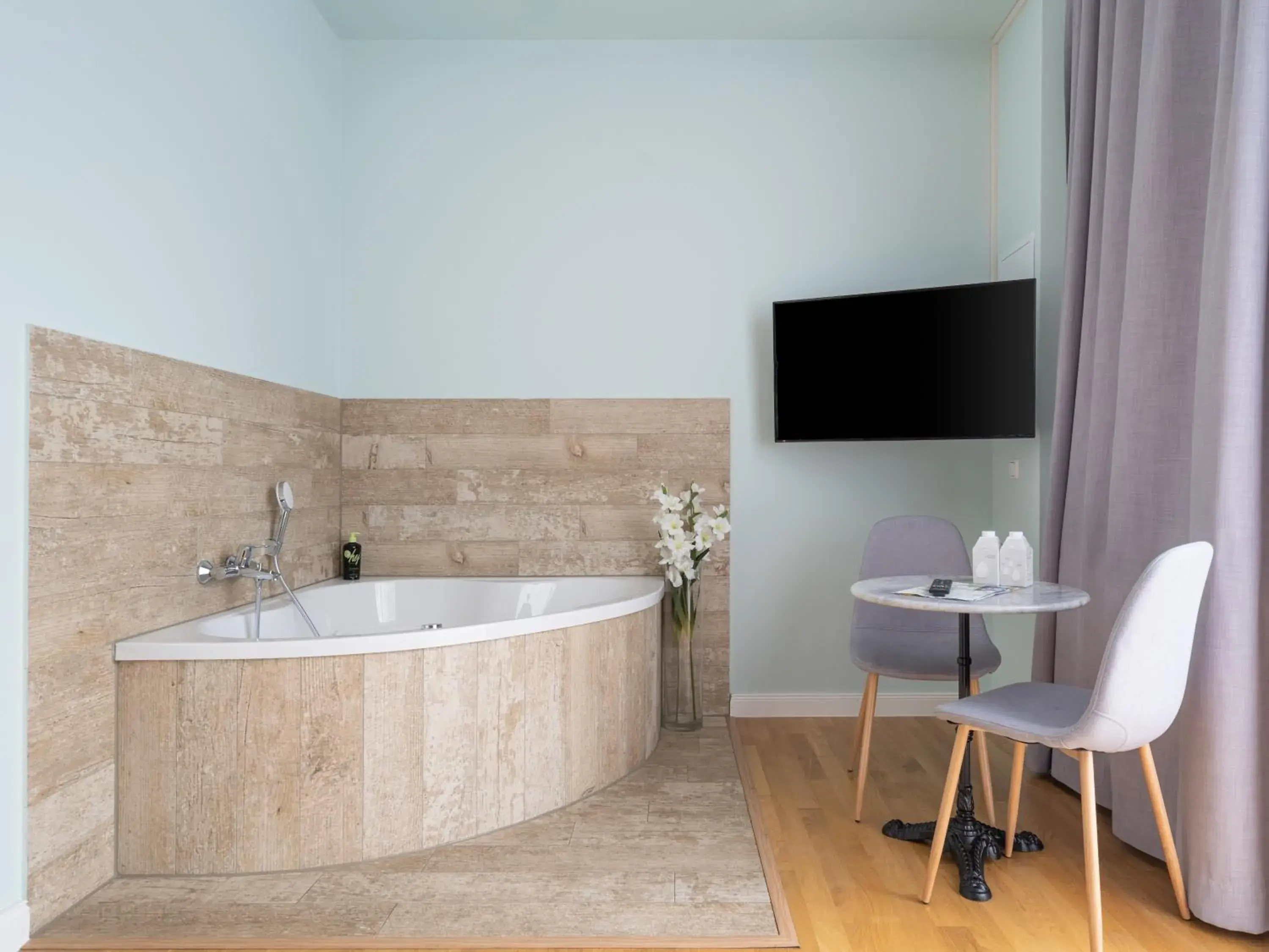 Suite with Bathtub in Limehome Dresden Tannenstraße Suite with Bathtub in Limehome Dresden Tannenstraße