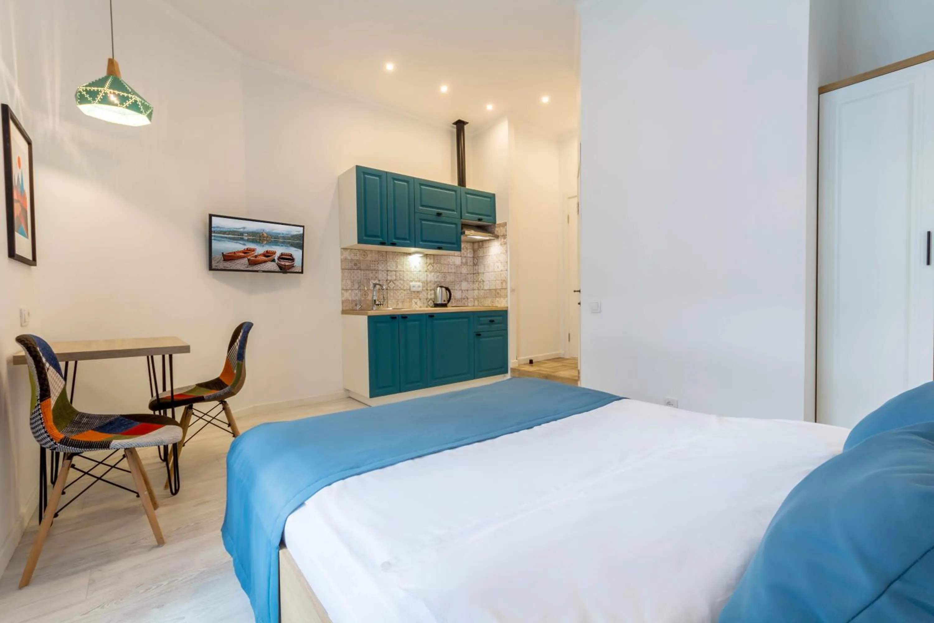 Kitchen or kitchenette, Bed in Idea Design Apart-Hotel